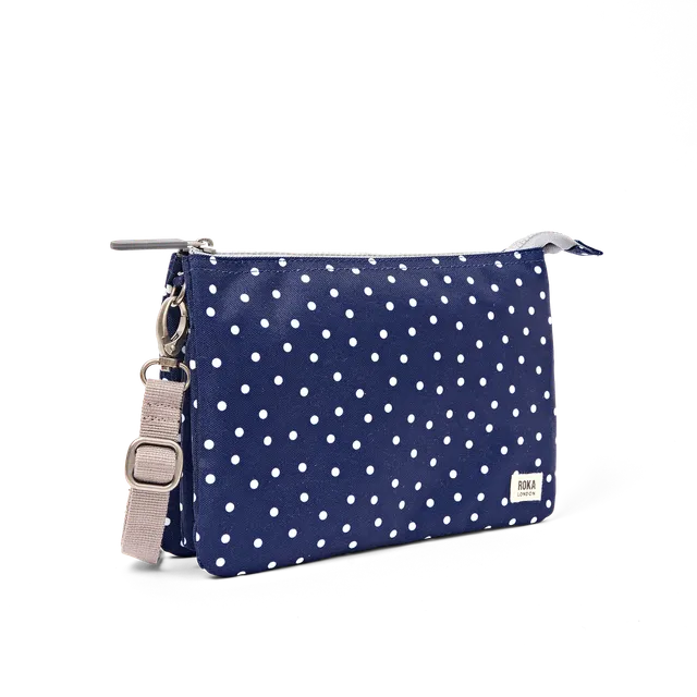 Roka London Carnaby XL crossbodyveske Navy Polka Dot vanntett