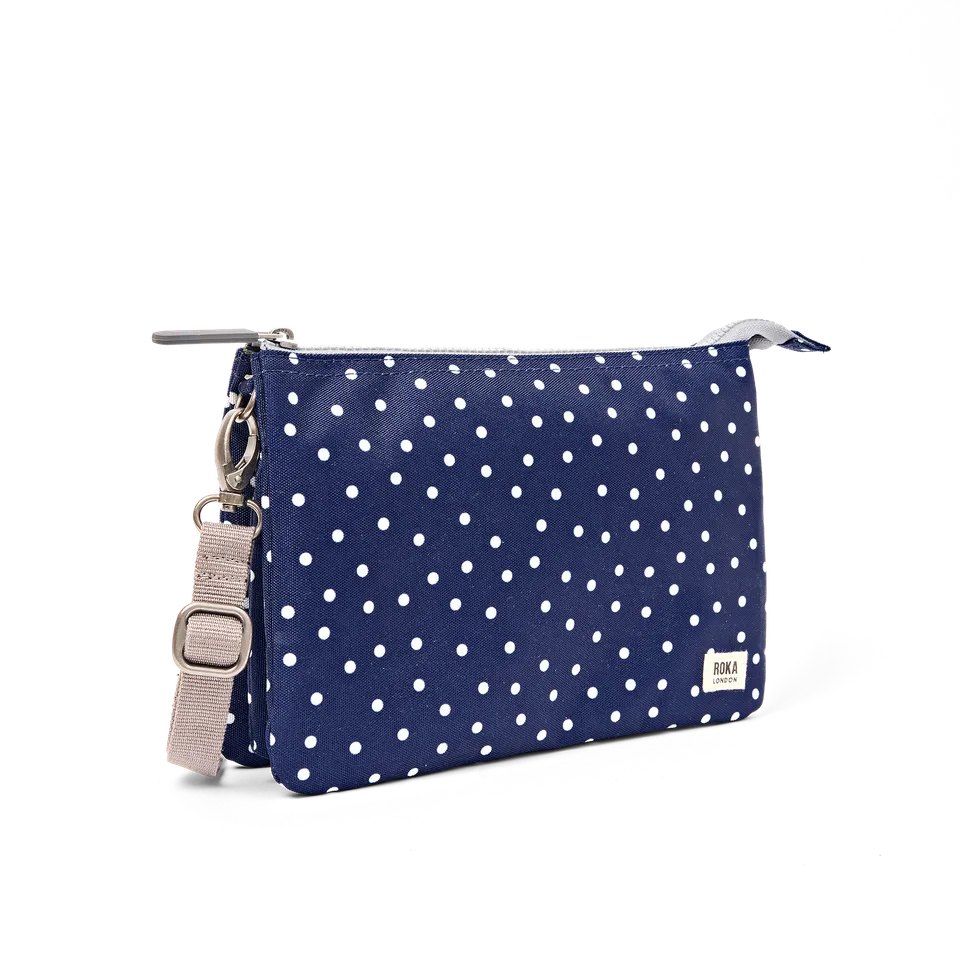 Roka London Carnaby XL crossbodyveske Navy Polka Dot vanntett