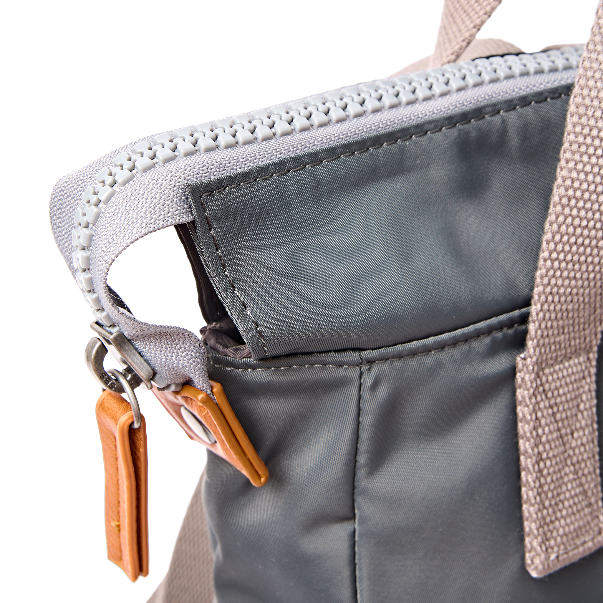 Roka London Bantry ryggsekk 7,4 liter Beluga resirkulert