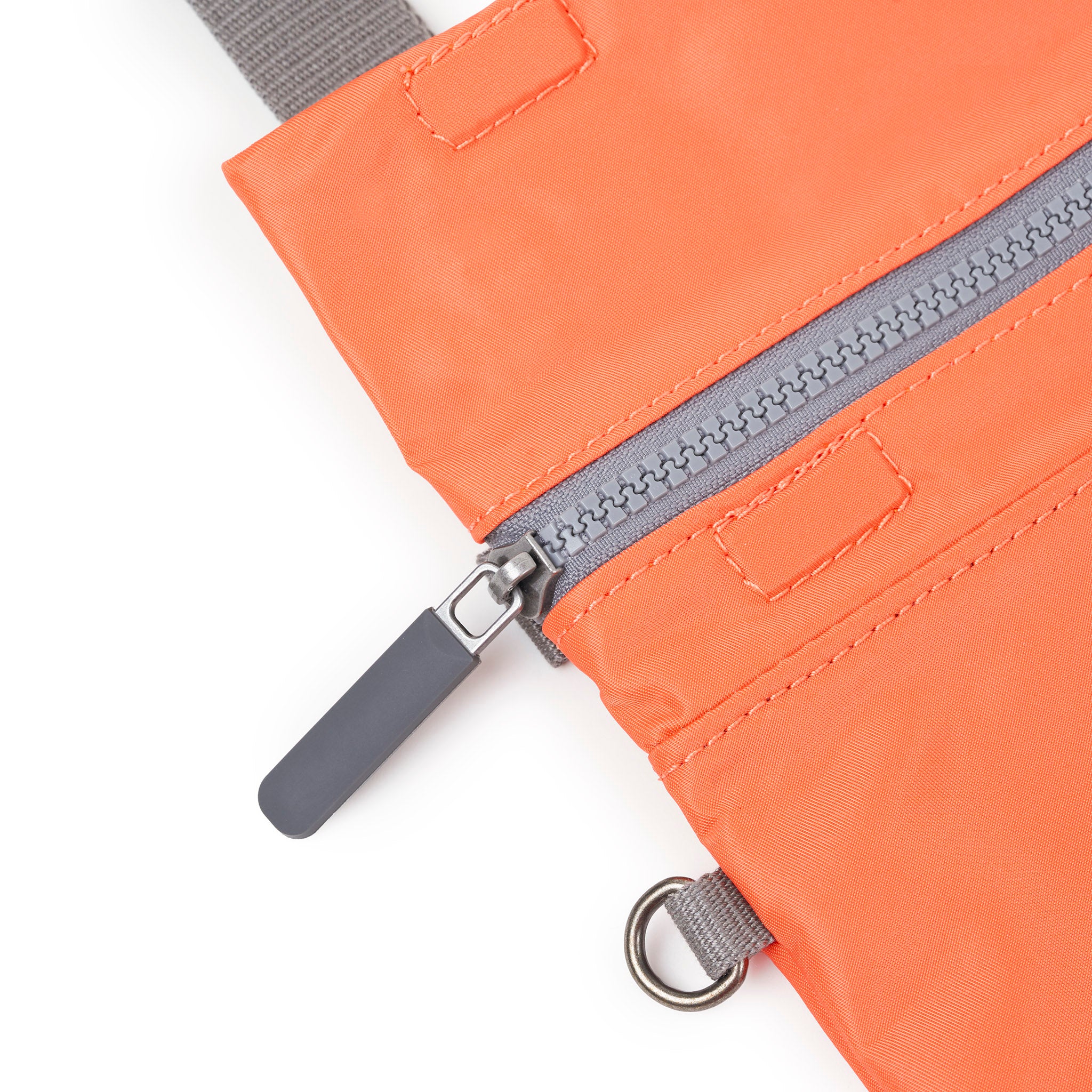 Roka London Stratford crossbody small firecracker 0,5 liter