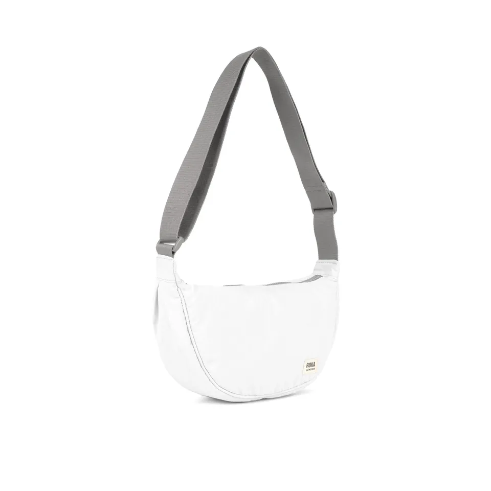 Roka London Farringdon Half Moon skulderveske coconut small