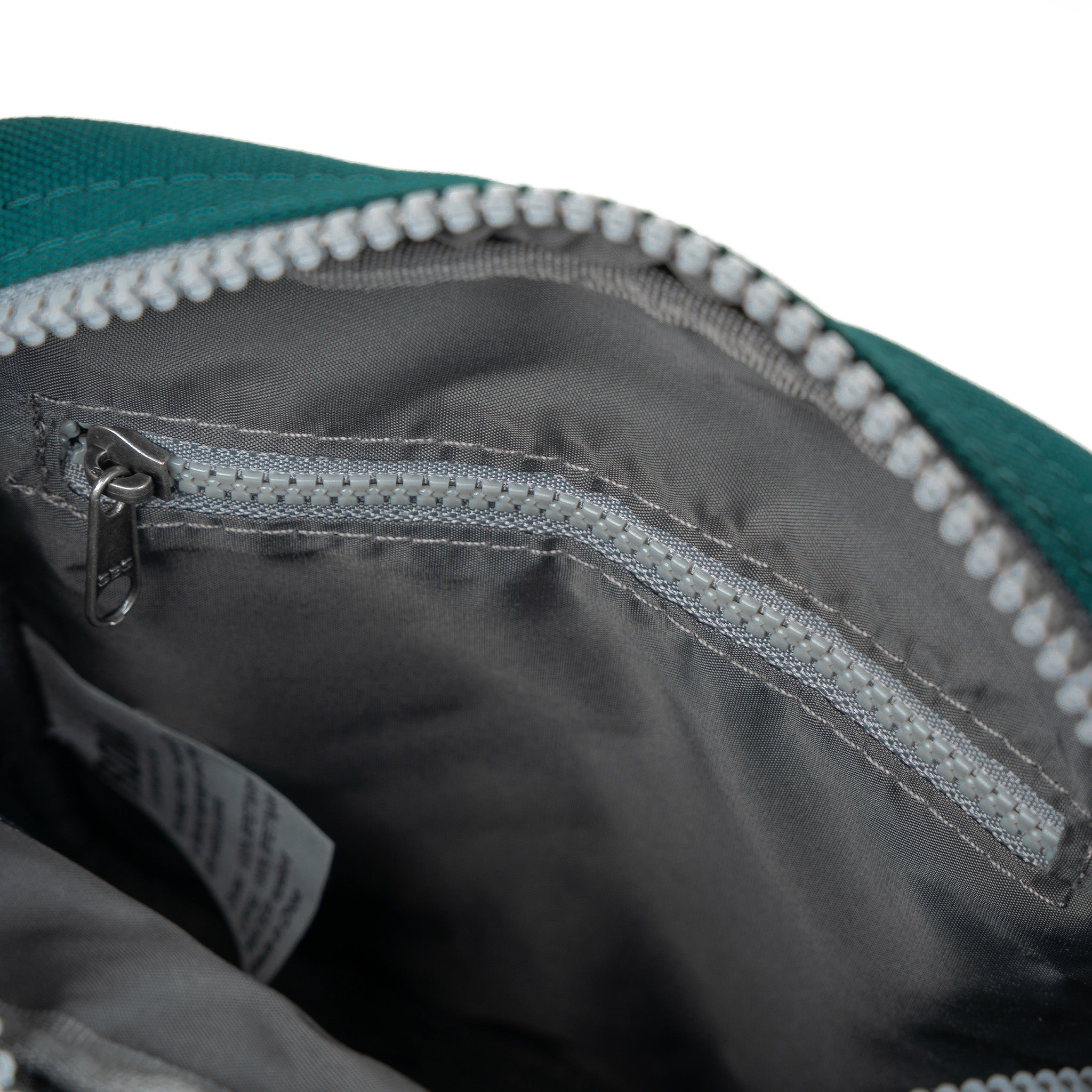 Roka London Bond Teal miniveske Small 1,5 liter vattert