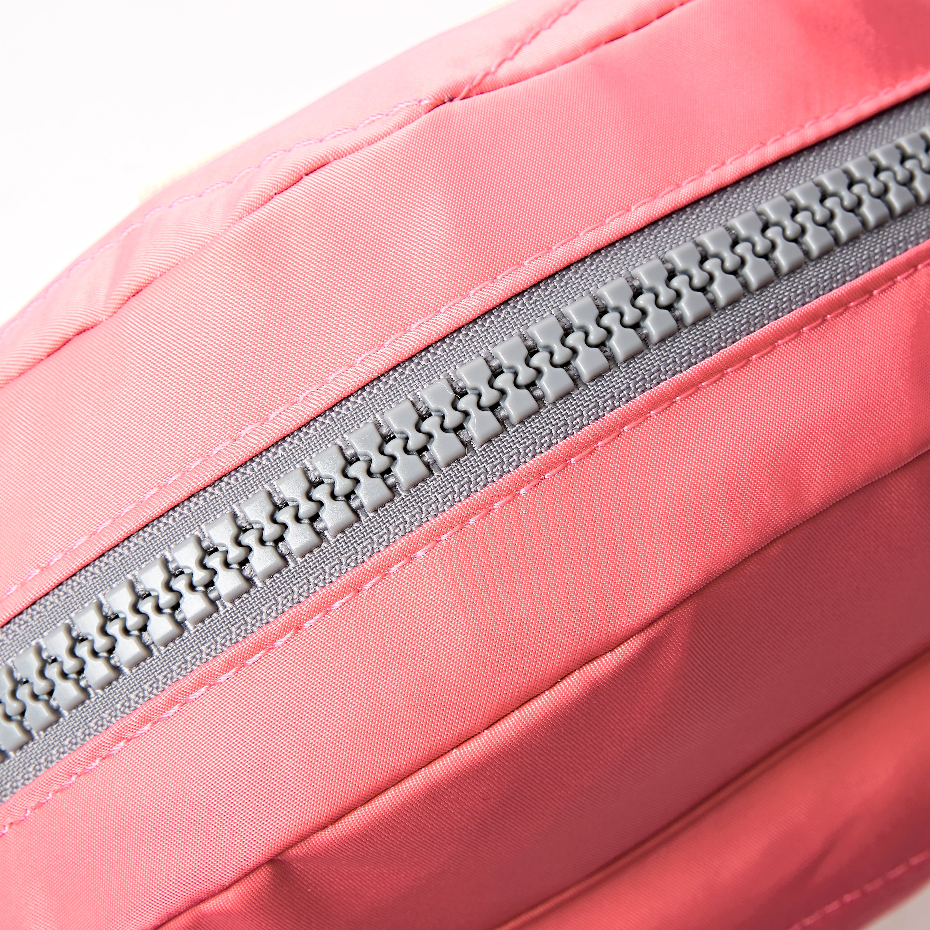 Roka London Paddington Small rund veske pink lemonade