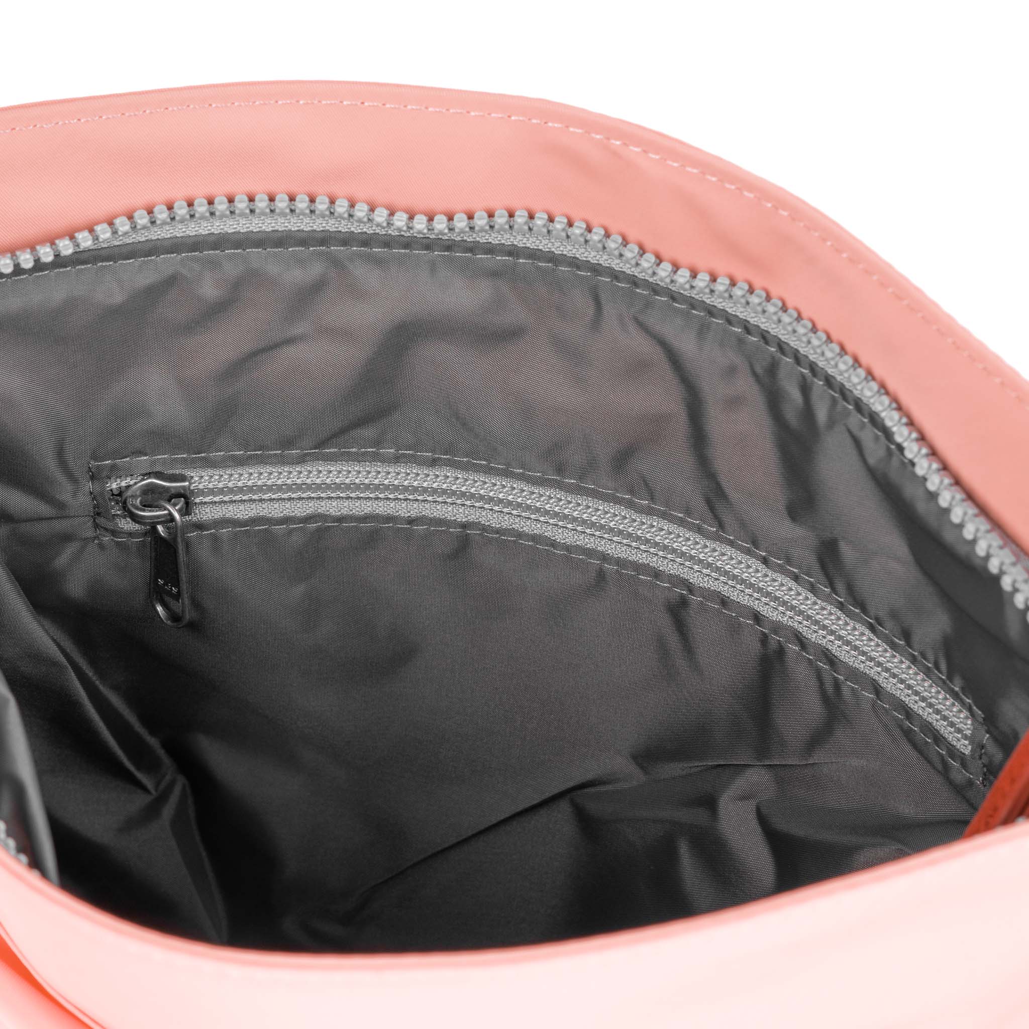 Roka London Kennington Punch crossbody medium strukturert