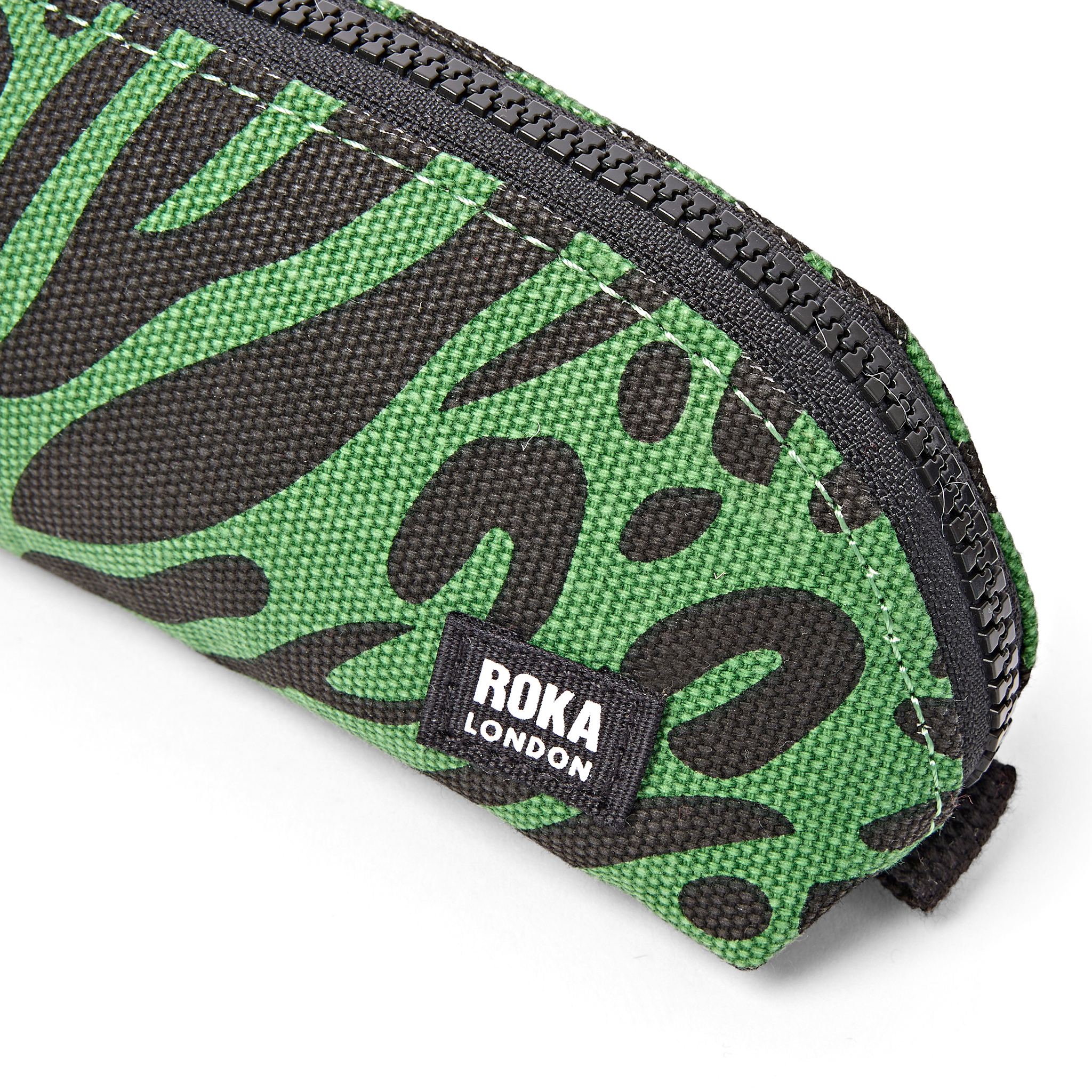 Roka London Tate pouch animal artichoke liten bomull