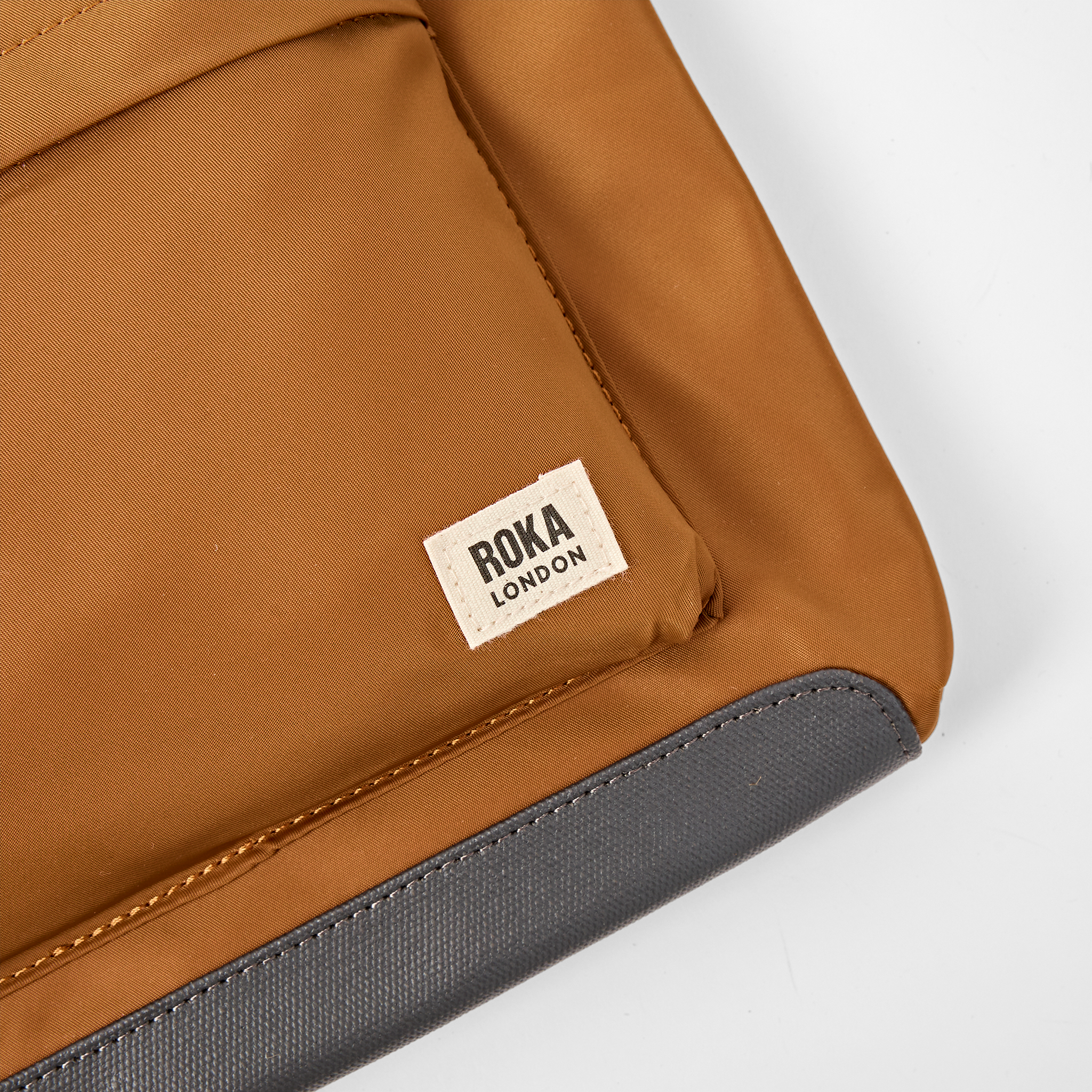 Roka London Kennington crossbody medium biscuit strukturert