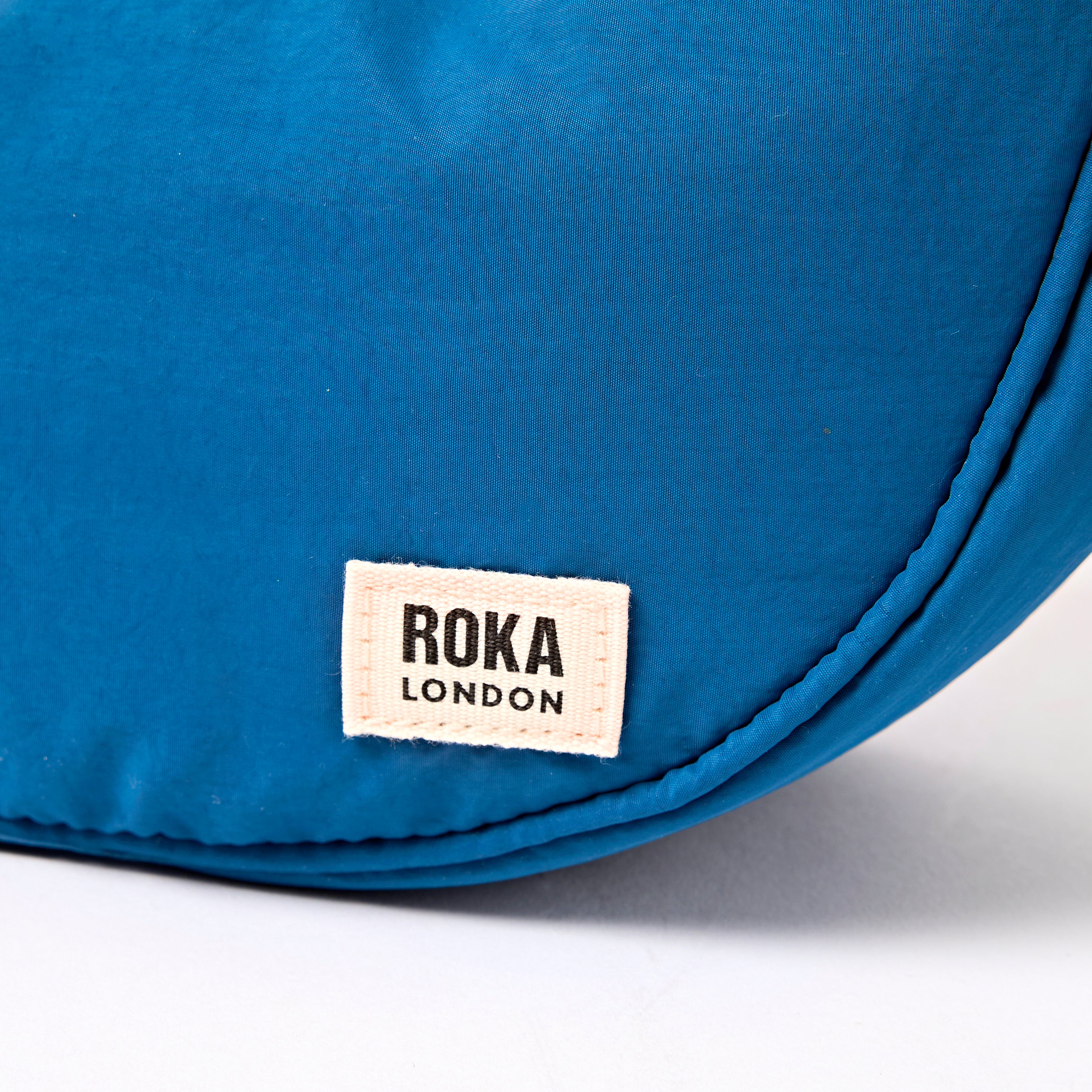 Roka London Farringdon Half Moon veske Small Malibu Blue vanntett