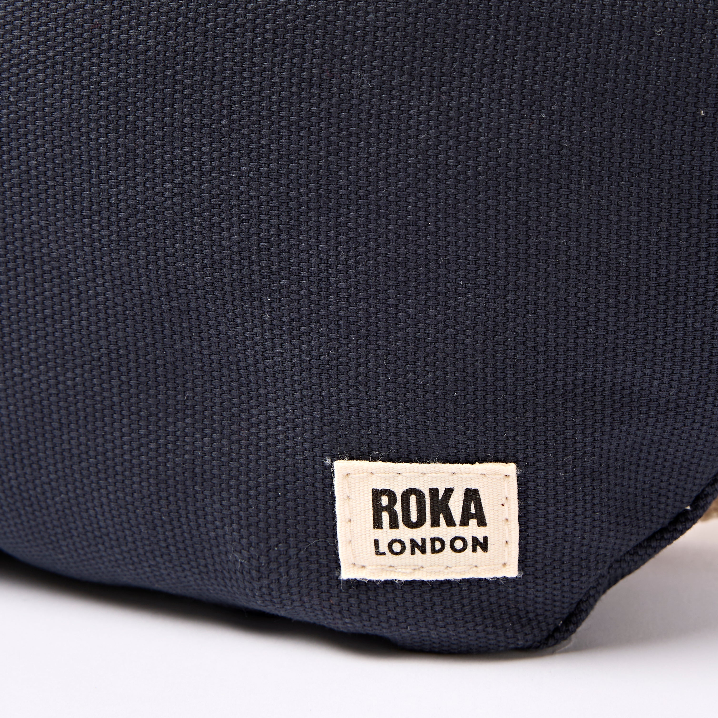 Roka London Mill Hill skulderveske Small Smoke 3,7 liter