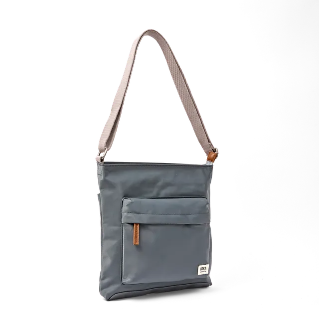Roka London Kennington crossbody Medium beluga værbestandig
