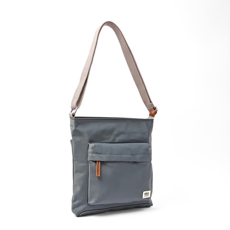 Roka London Kennington crossbody Medium beluga værbestandig
