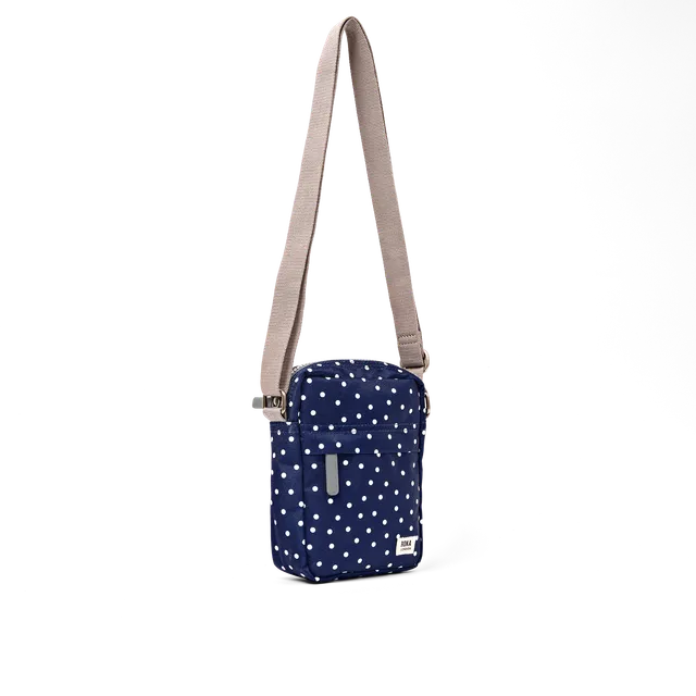 Roka London Bond Pocket crossbody-veske Navy Polka Dot small vanntett