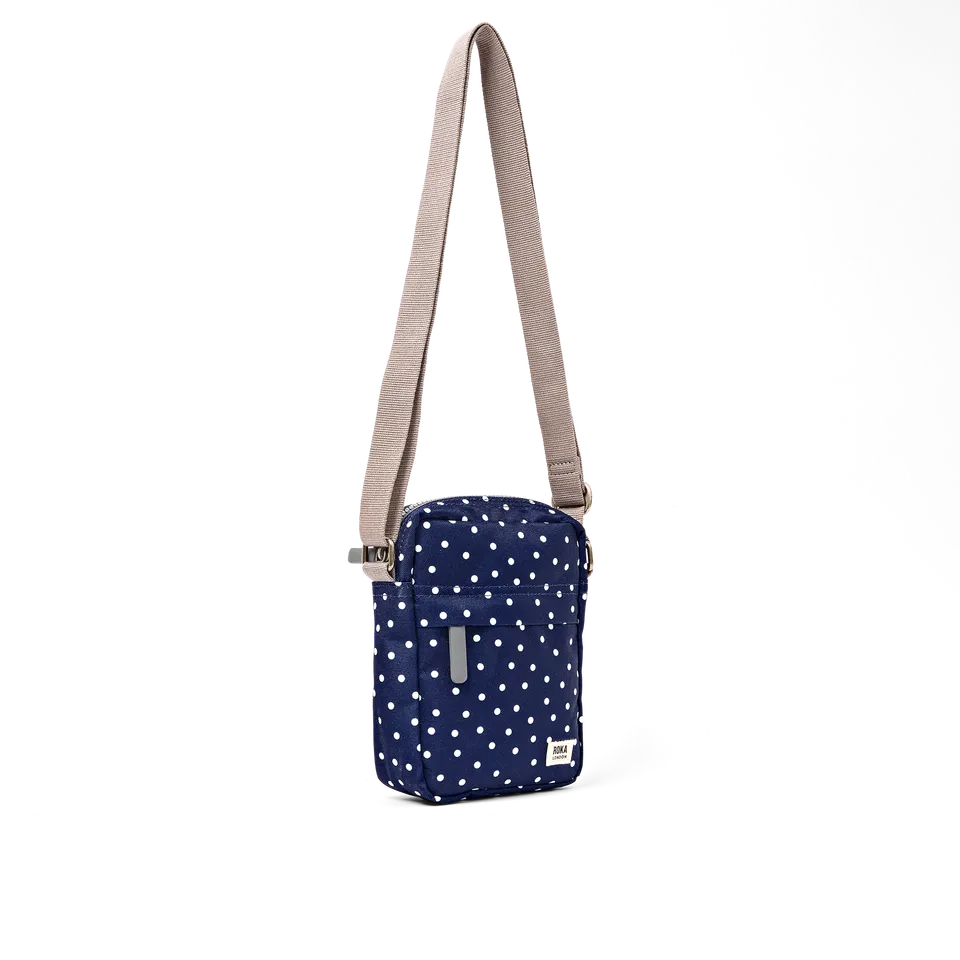 Roka London Bond Pocket crossbody-veske Navy Polka Dot small vanntett