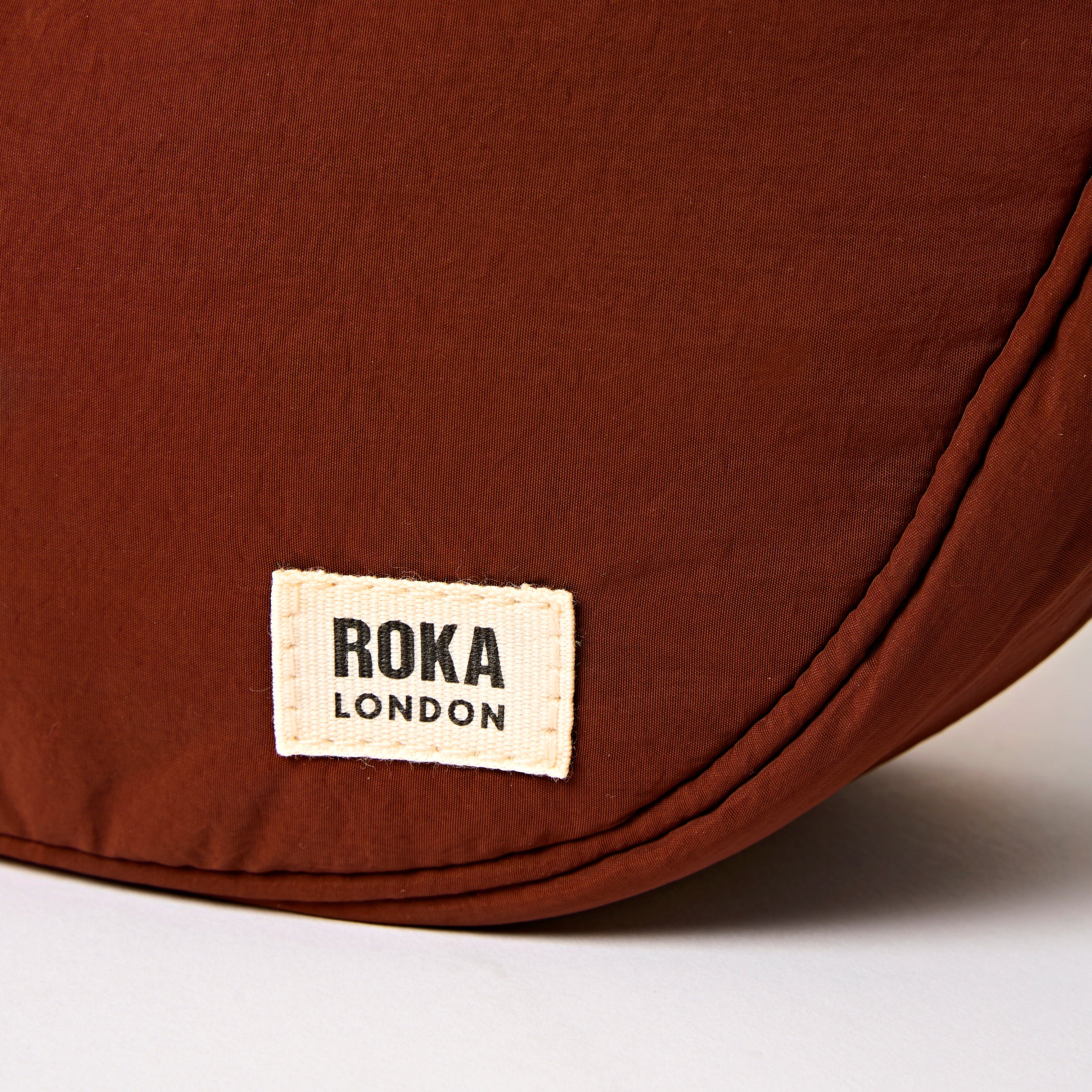 Roka London Farringdon Half Moon skulderveske henna small myk