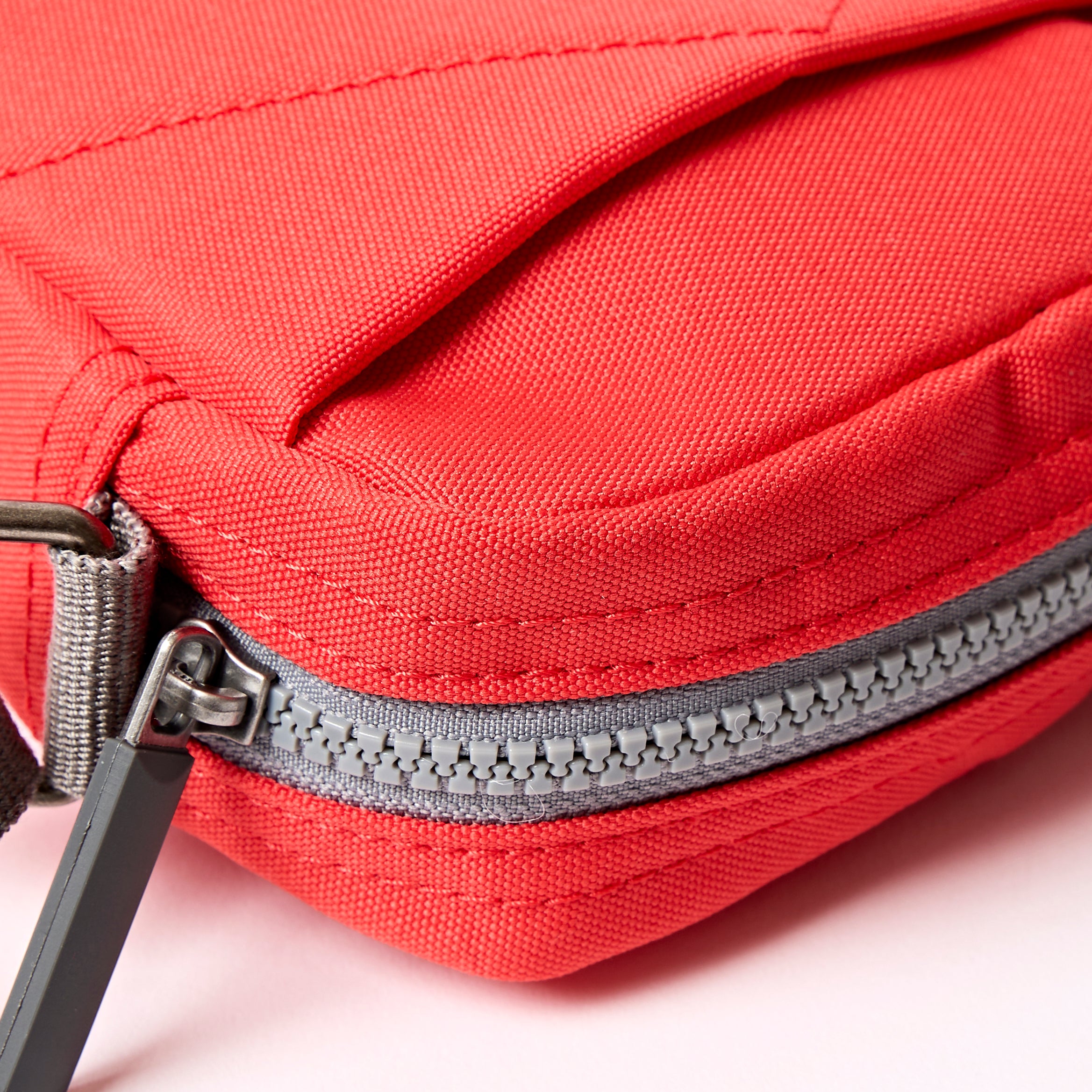 Roka London Bond crossbody scarlet small 1,5 l vanntett