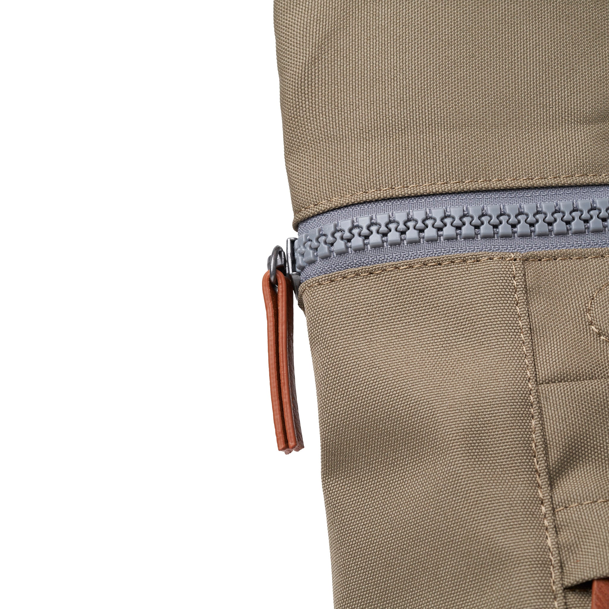 Roka London Finchley ryggsekk Small Taupe minimalistisk