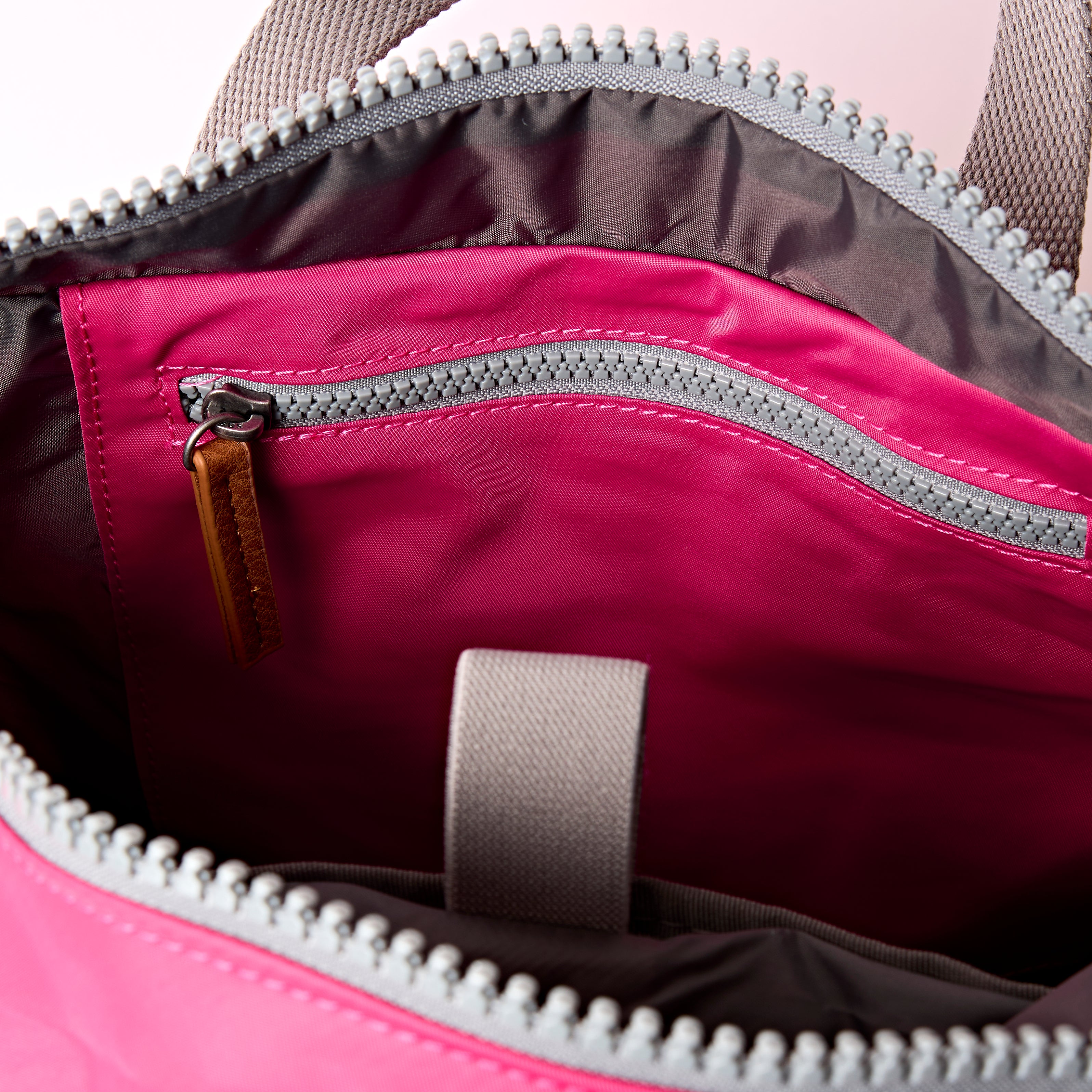 Roka London Canfield Roll Top ryggsekk Granita Red Medium