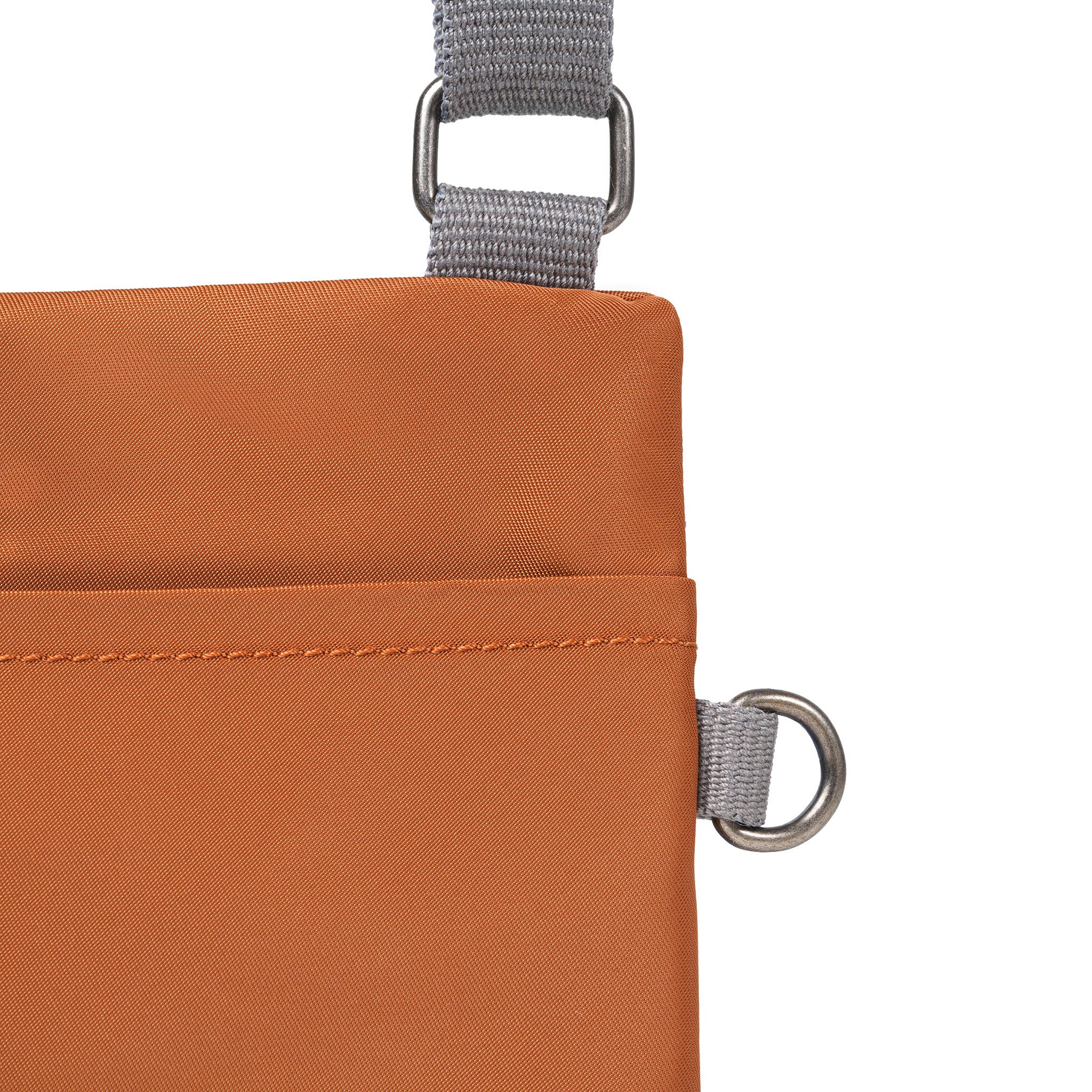 Roka London Chelsea Pocket Sling skulderveske brun XS værbestandig