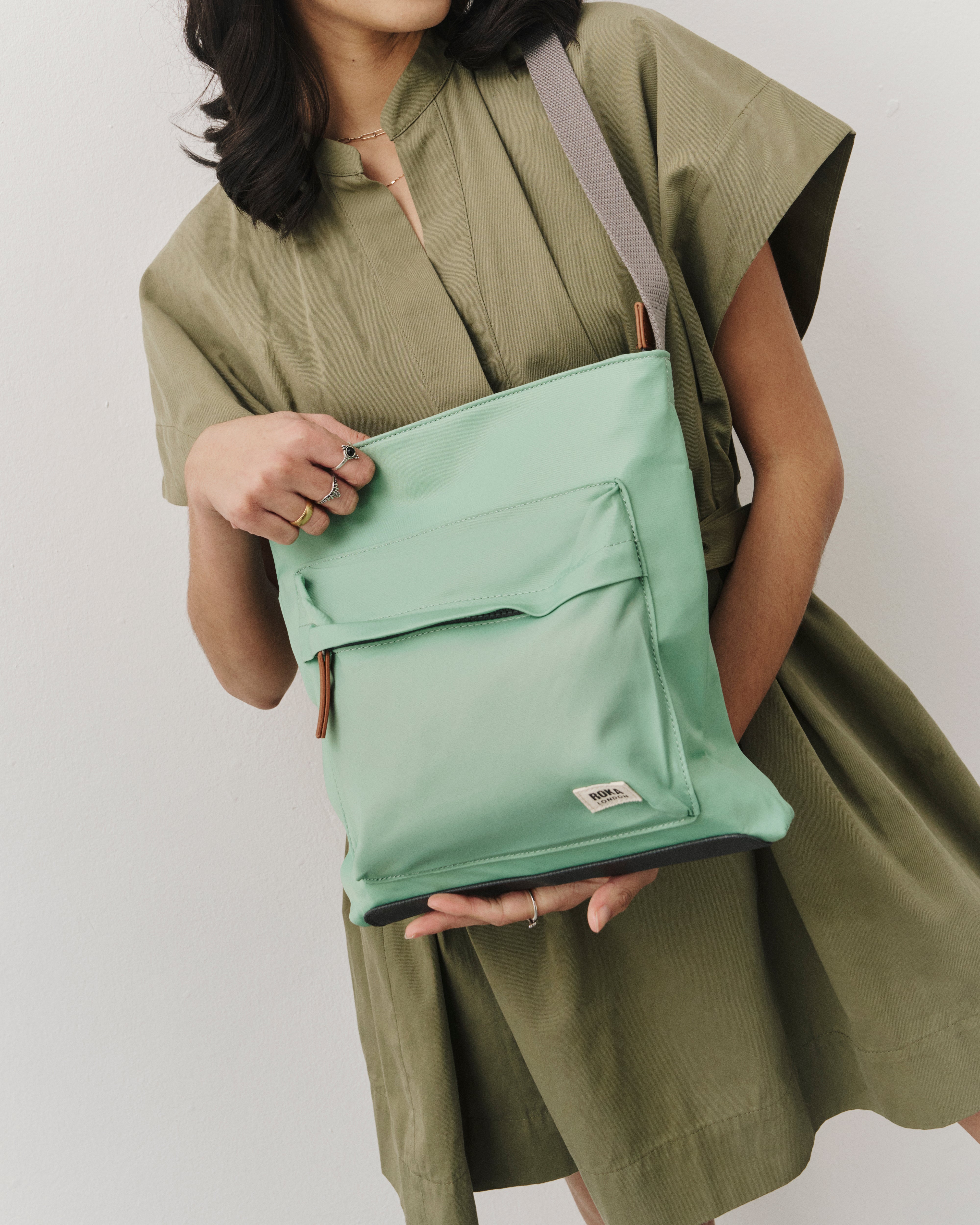 Roka London Kennington Medium crossbody matcha 2,7 liter