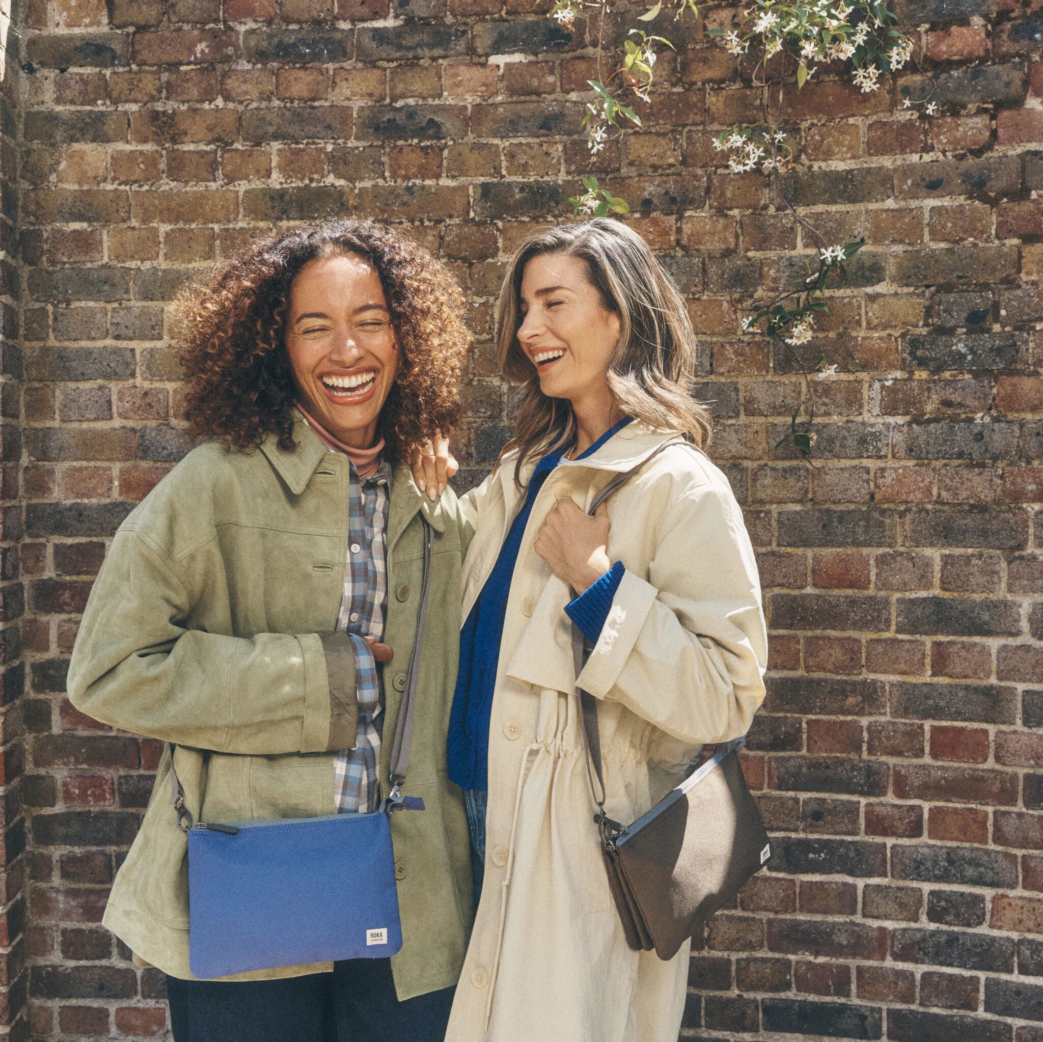 Roka London Carnaby XL crossbody-veske sea spray værbestandig
