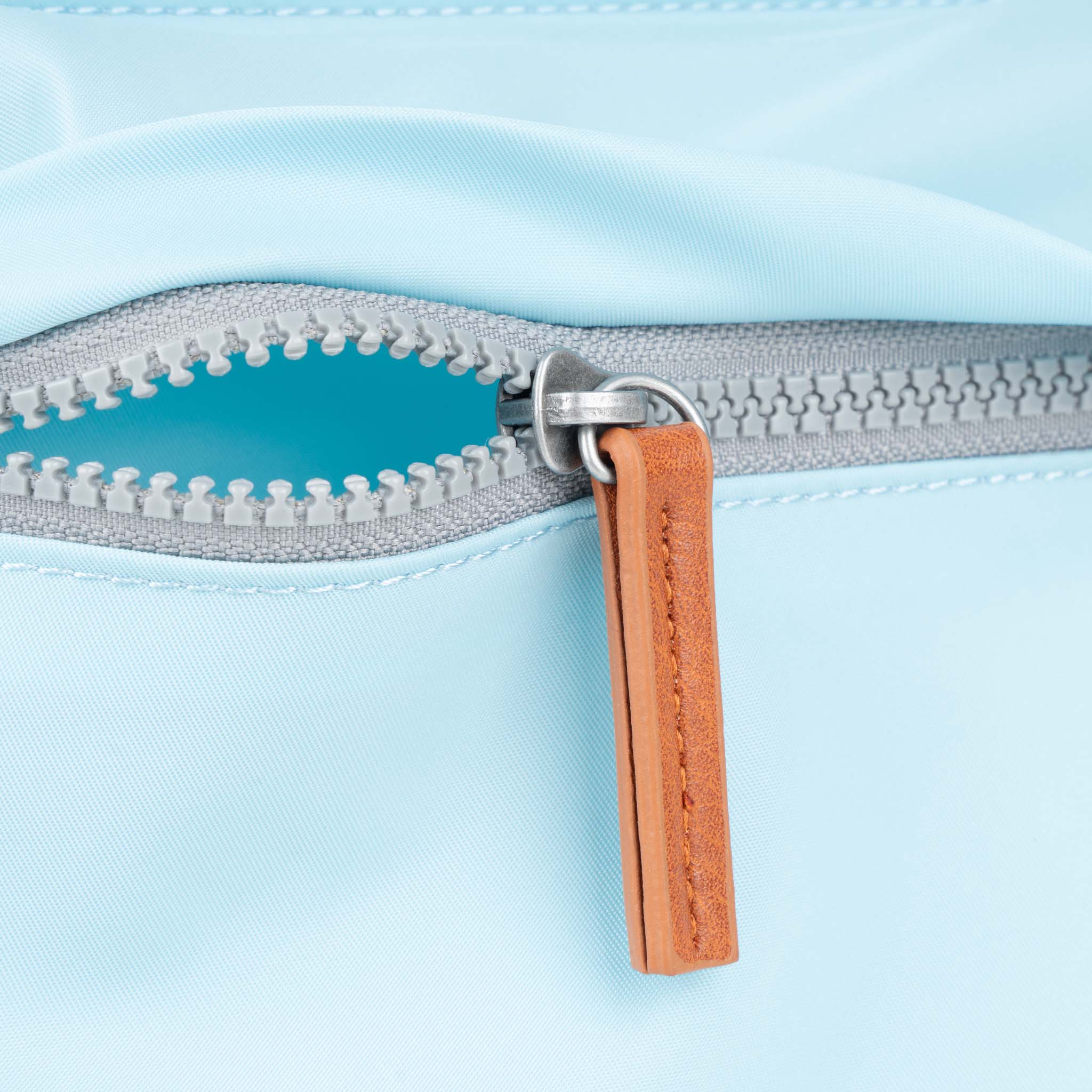 Roka London Kennington crossbody Canal Medium værbestandig