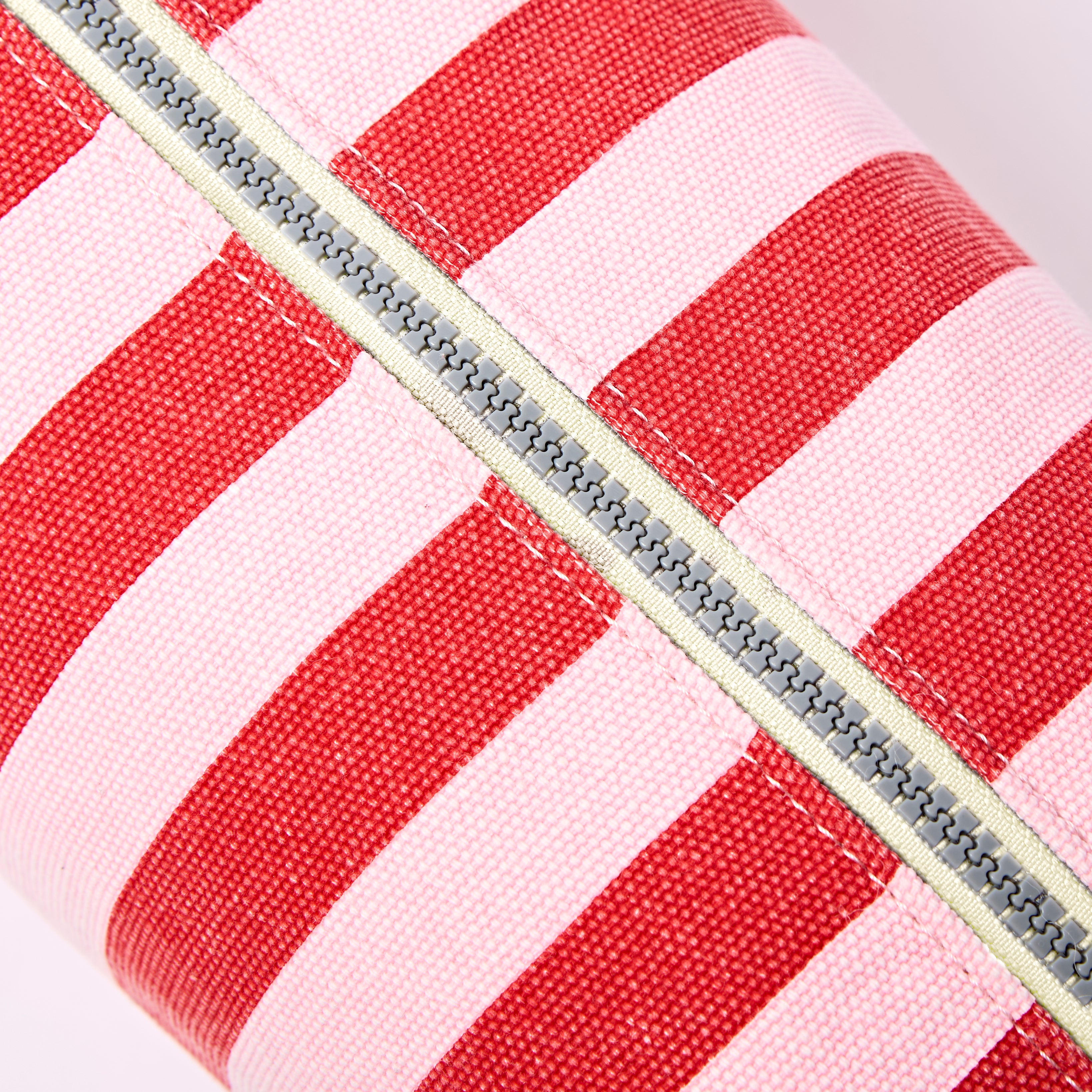 Roka London Maygrove toalettmappe strawberry stripe 4,8L