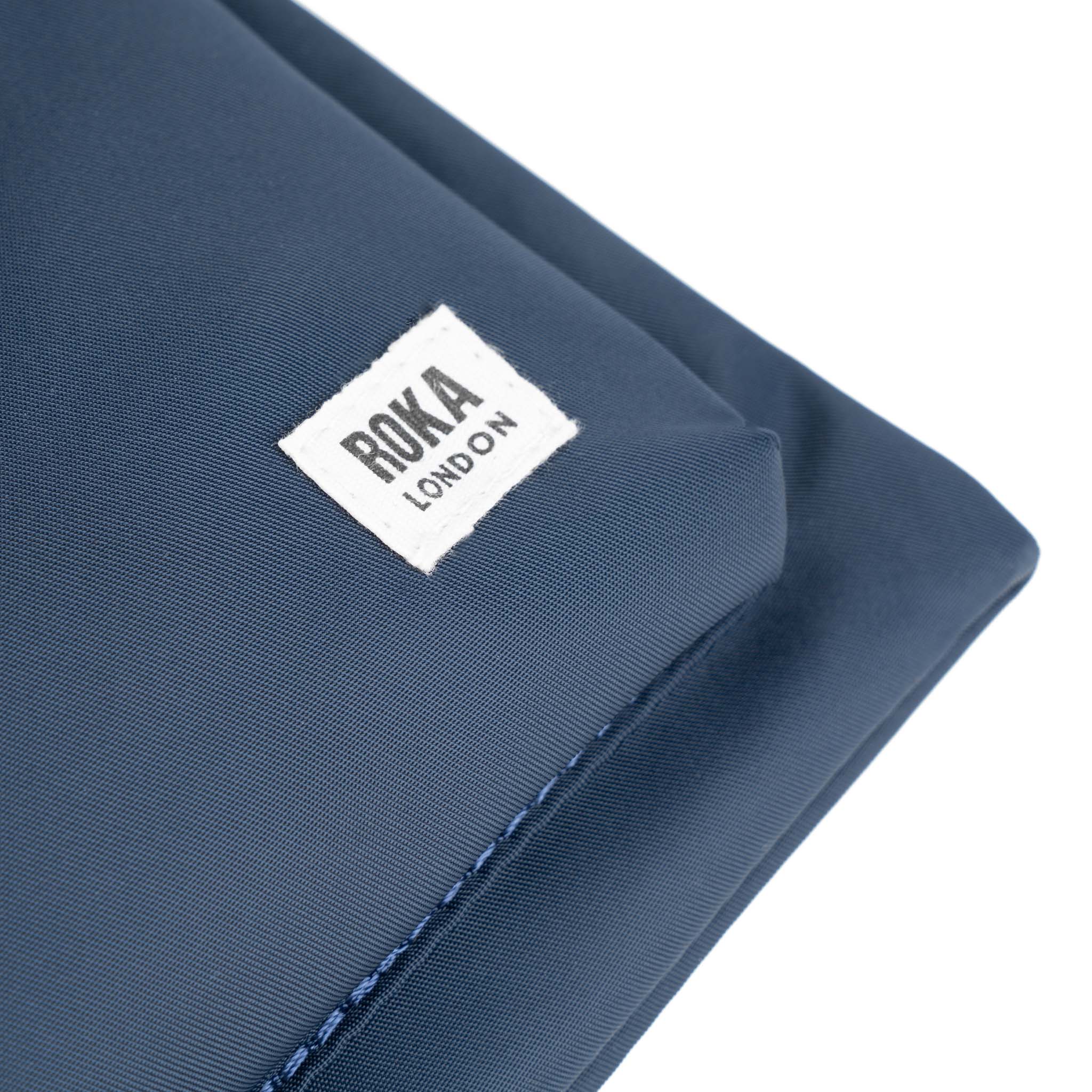 Roka London Chelsea B Medium crossbody midnight 0,6 l