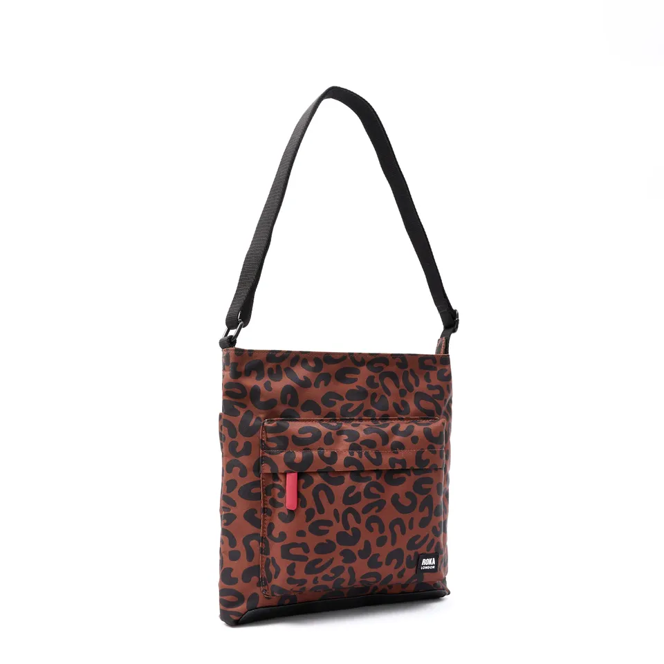 Roka London Kennington crossbody medium 2,7 liter scarlet leopard