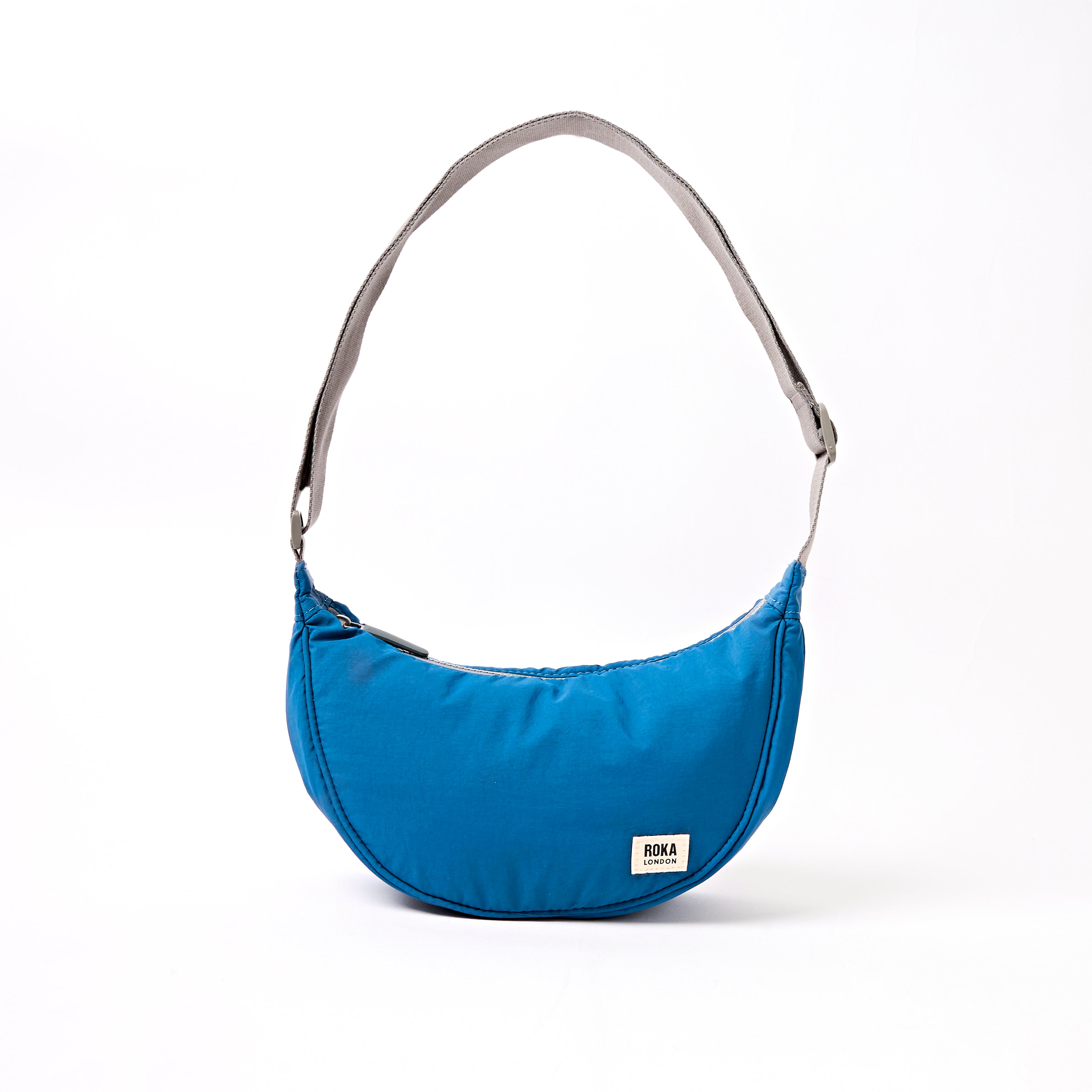 Roka London Farringdon Half Moon veske Small Malibu Blue vanntett