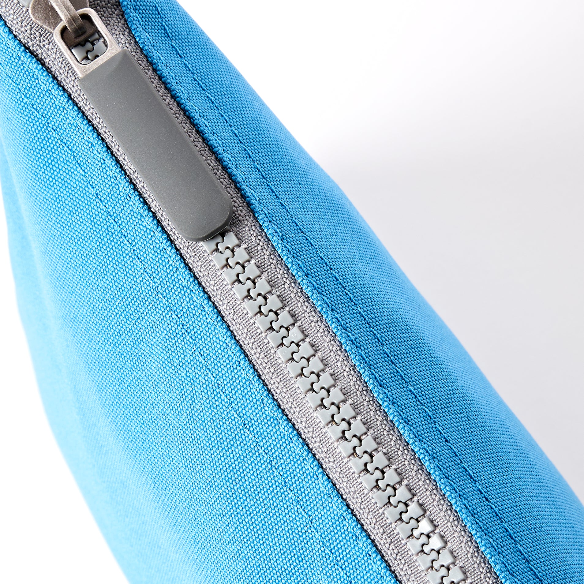 Roka London Carnaby XL crossbody malibu blue 0,5 l