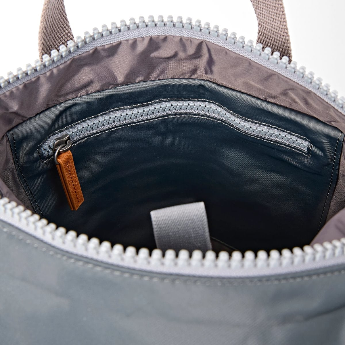 Roka London Canfield Roll Top ryggsekk Medium Beluga 16,4 l