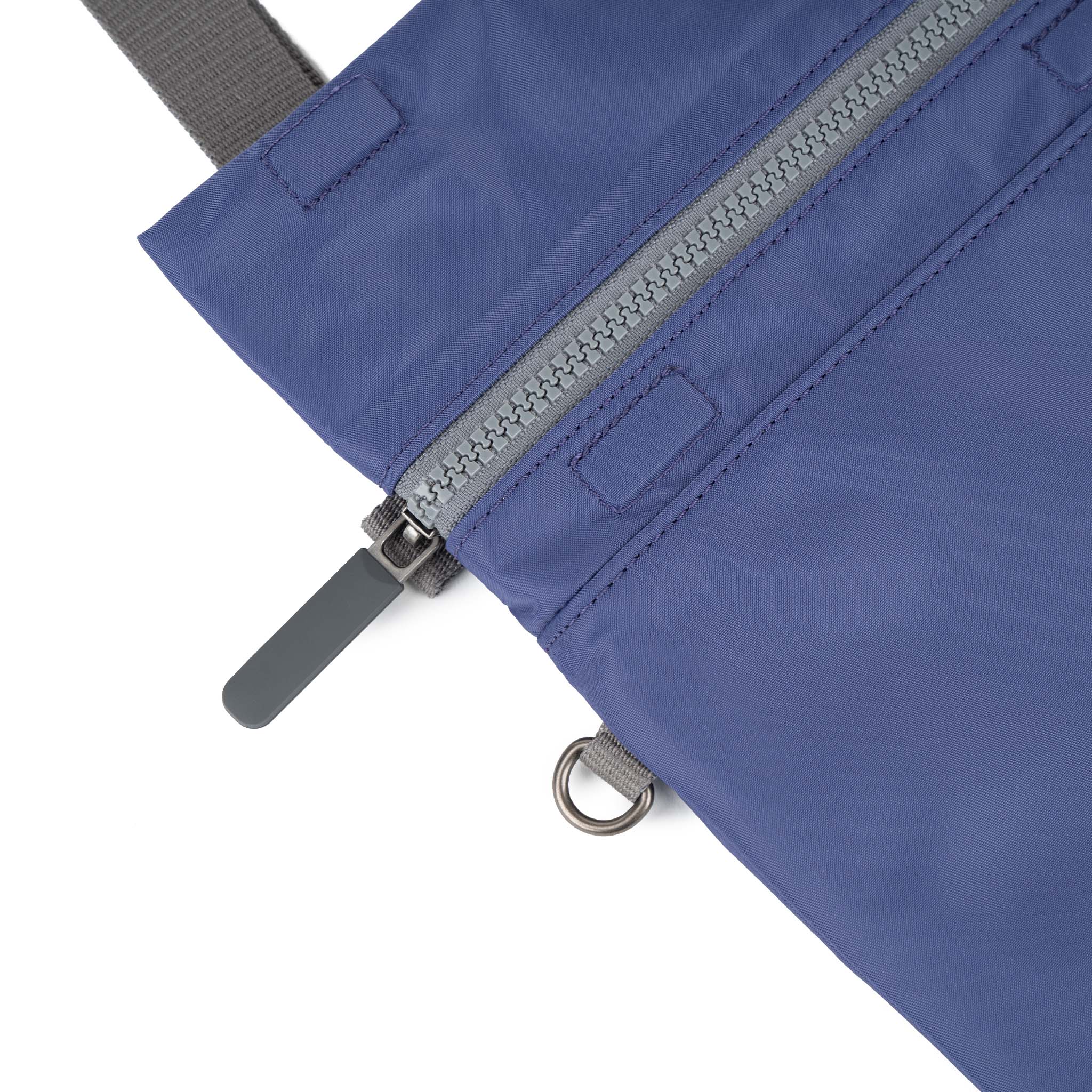 Roka London Stratford crossbody indigo small 0,5 liter