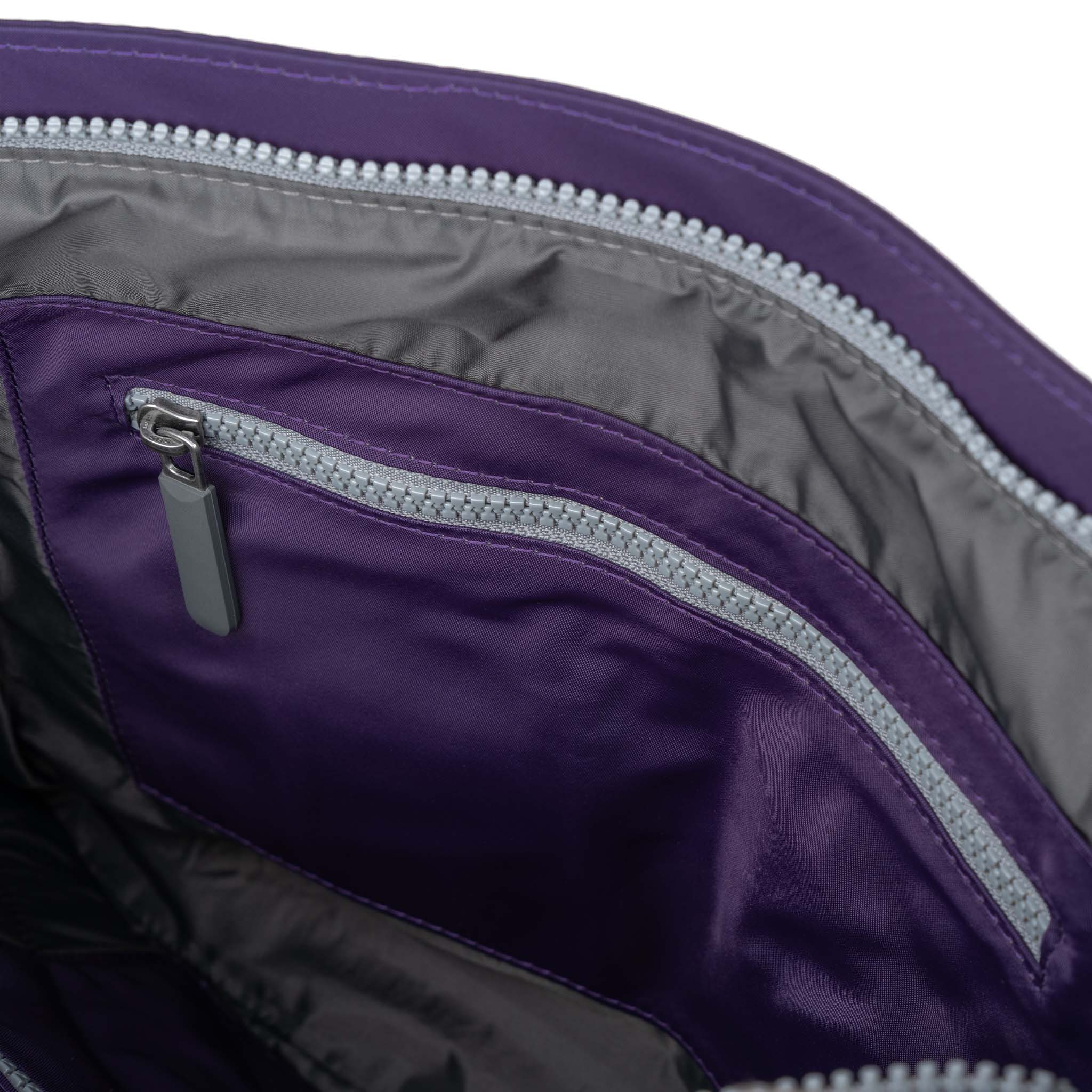 Roka London Moorgate Medium skulderveske Majestic Purple laptop