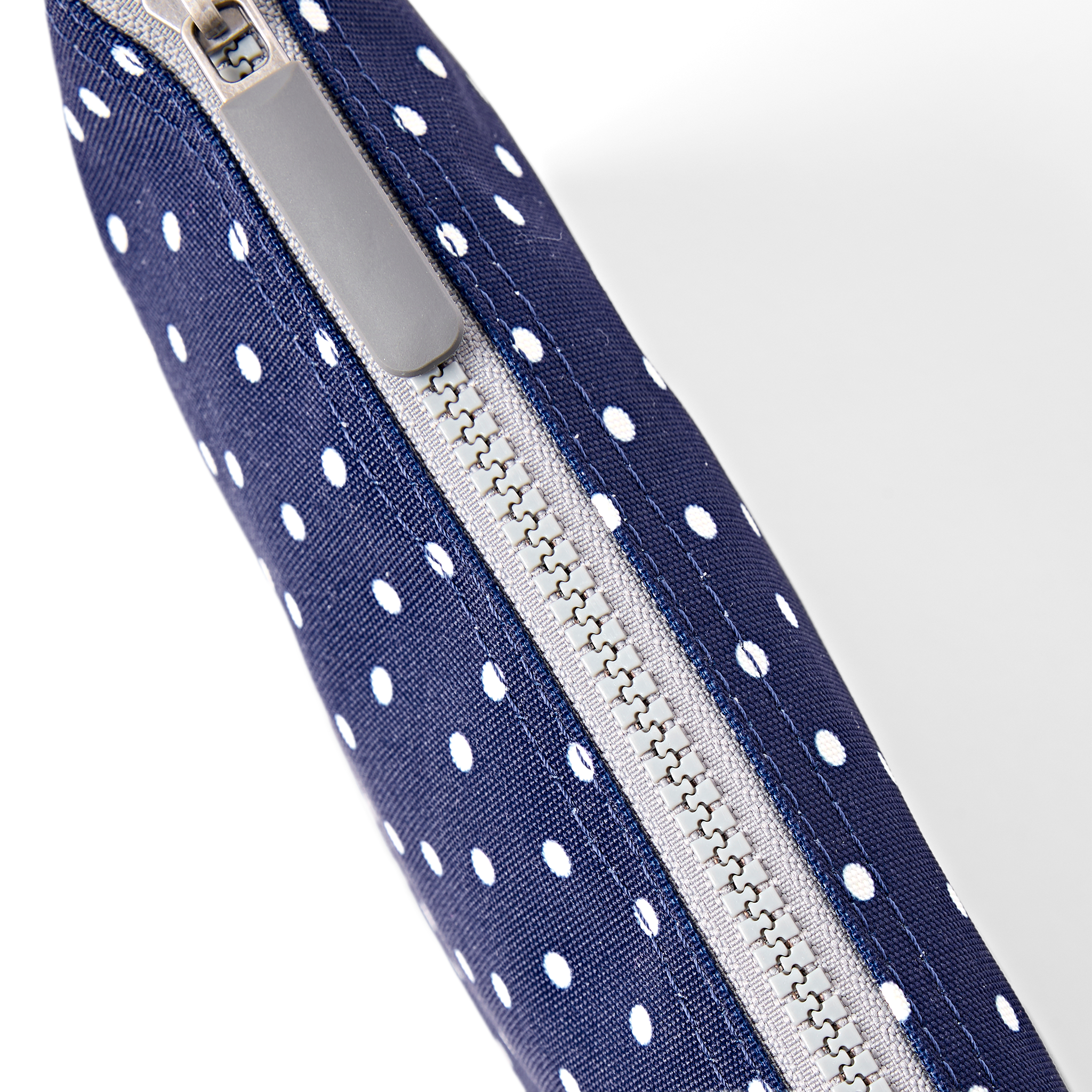 Roka London Carnaby XL crossbodyveske Navy Polka Dot vanntett