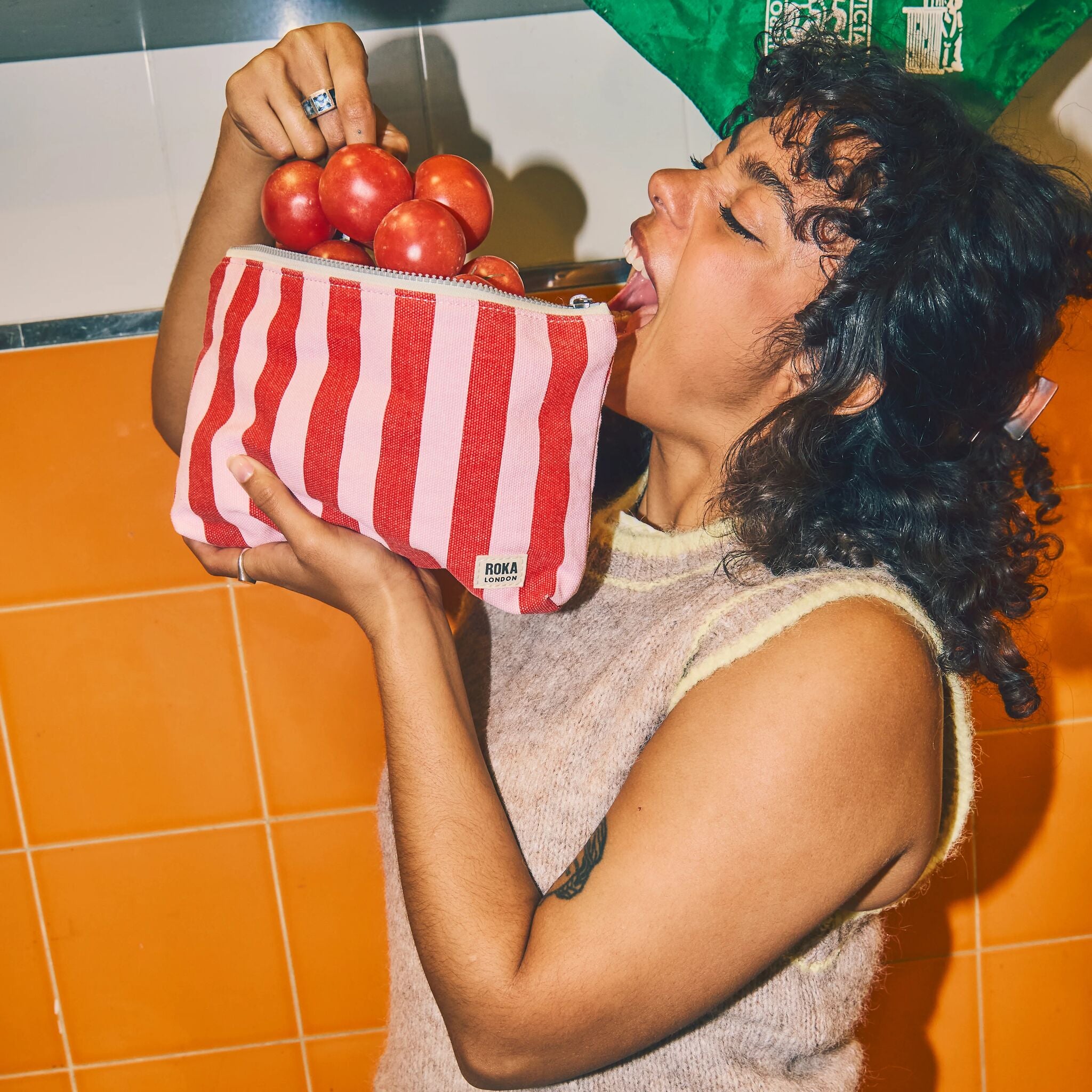 Roka London Maida Vale pouch Strawberry Stripe værbestandig