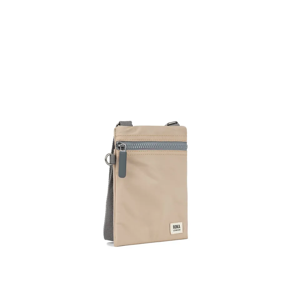 Roka London Chelsea Pocket crossbody XS sand resirkulert