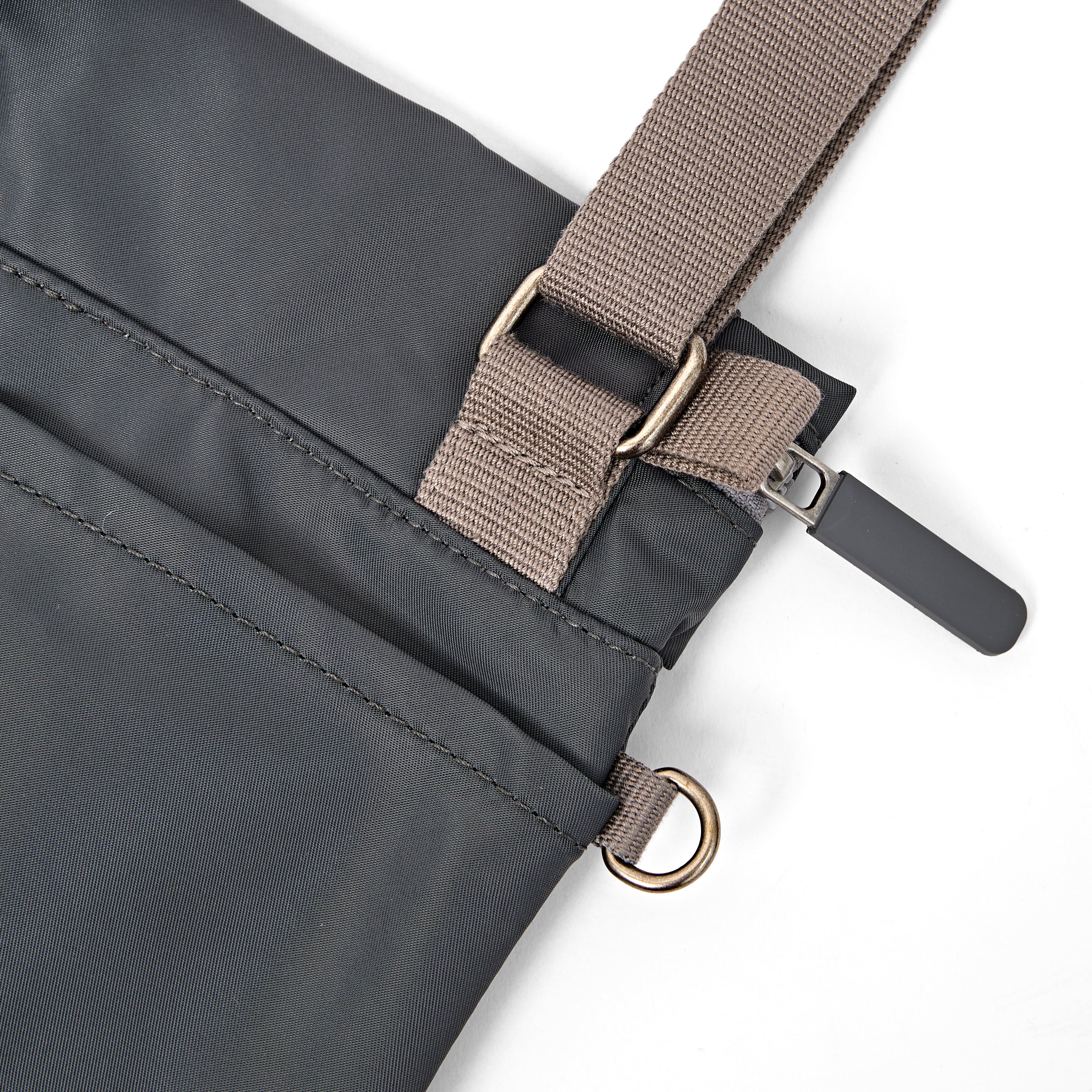 Roka London Stratford crossbody beluga small 0,5 liter justerbar