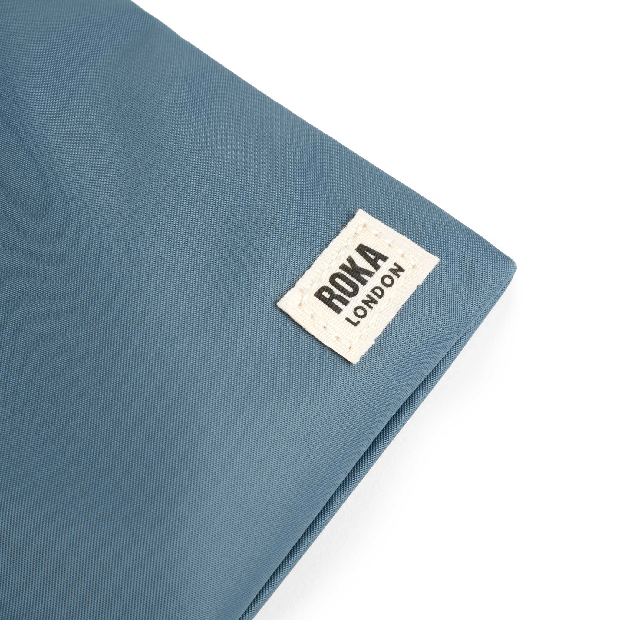 Roka London Chelsea Pocket Sling skulderveske Airforce Small værbestandig
