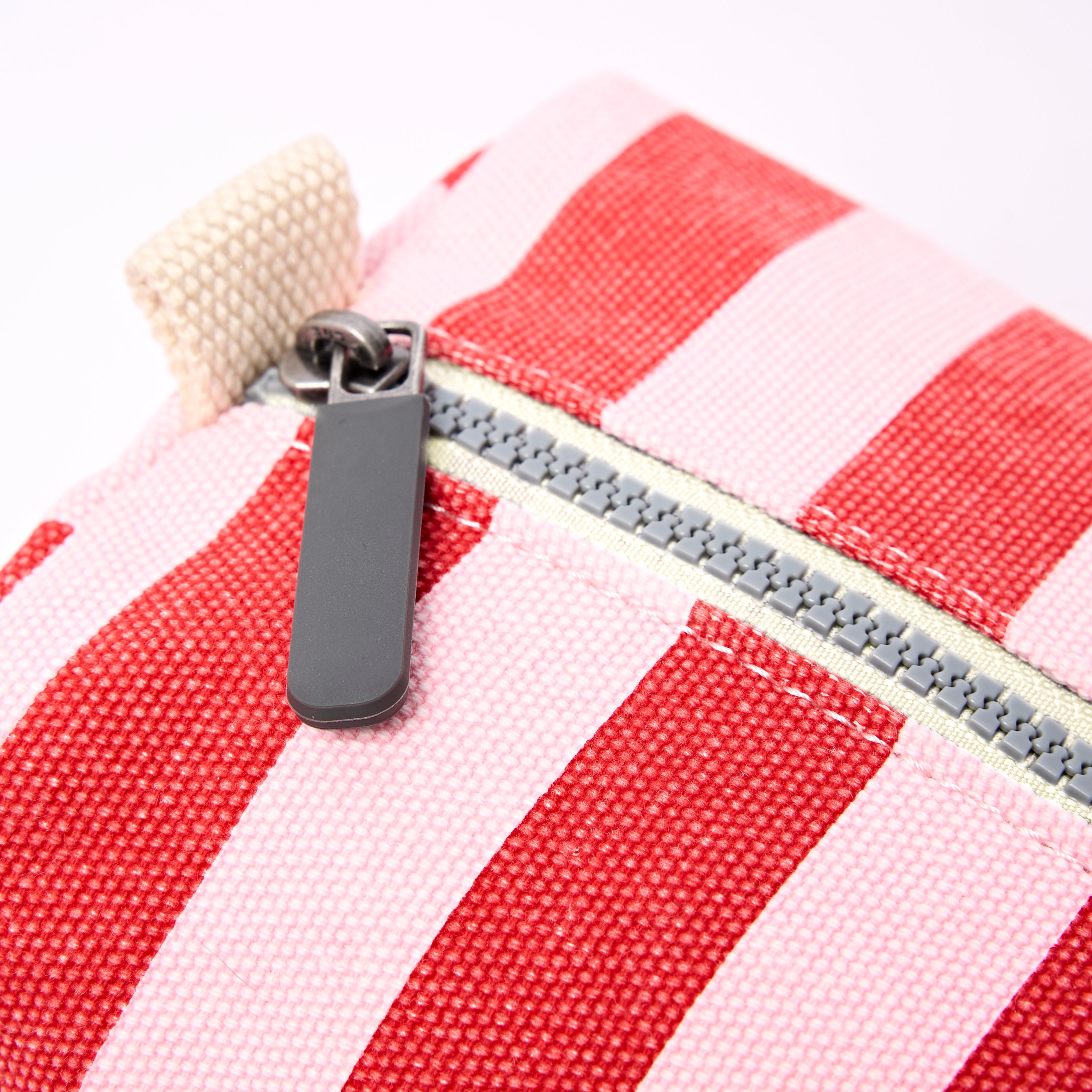 Roka London Maygrove toalettmappe strawberry stripe 4,8L