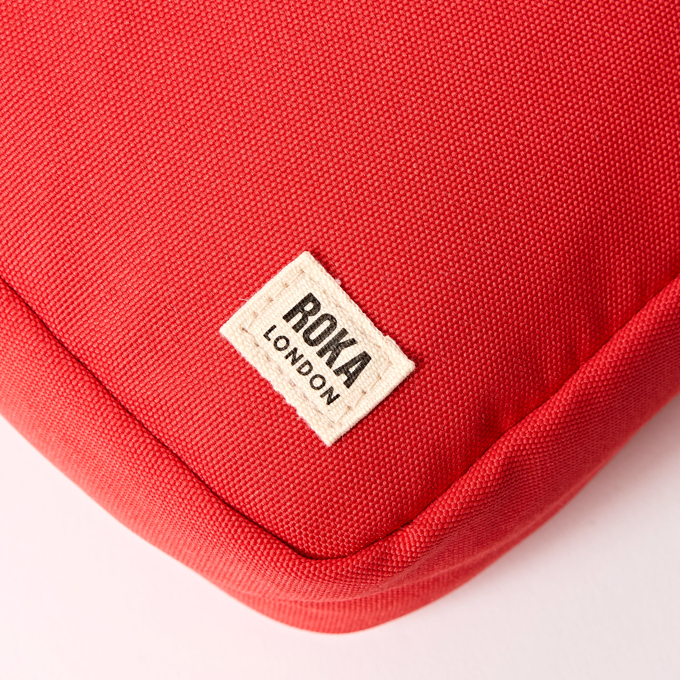 Roka London Bond Small crossbody 1,5 liter scarlet
