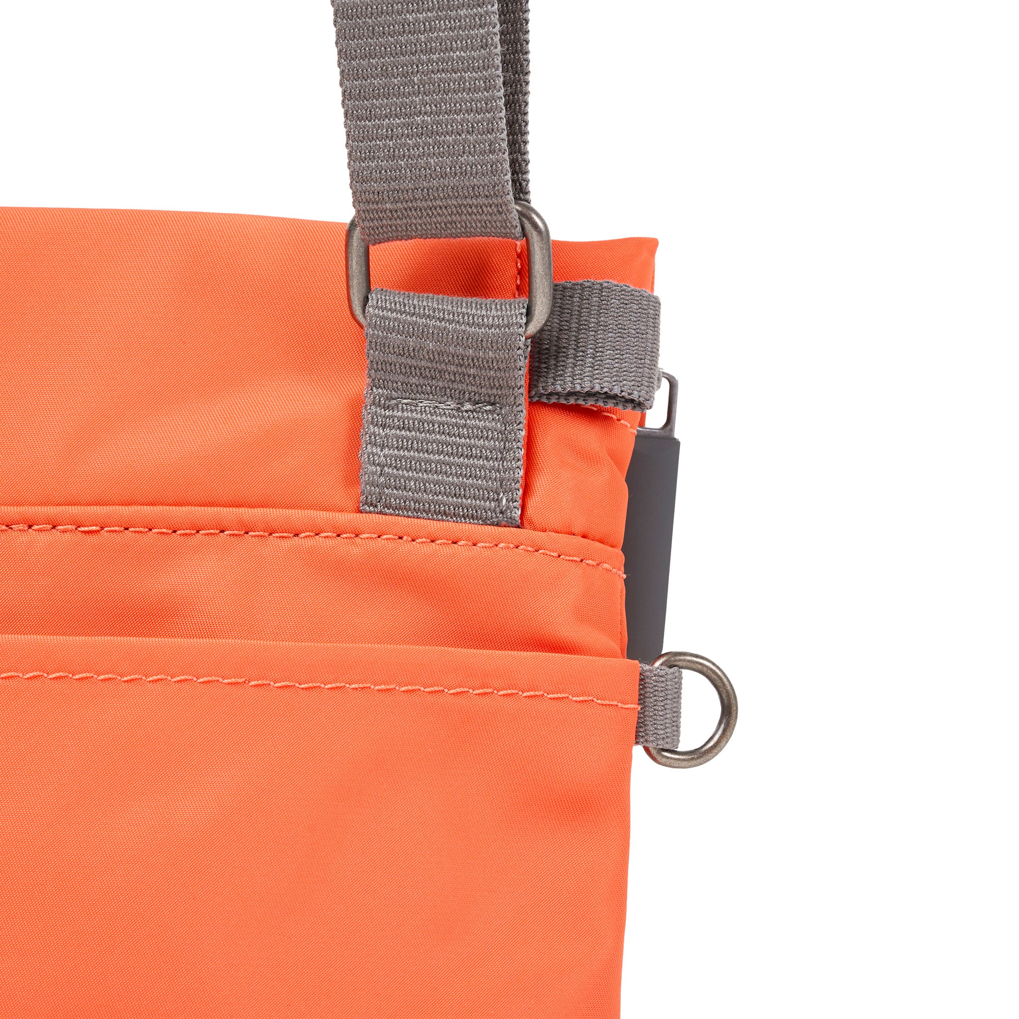 Roka London Stratford crossbody small firecracker 0,5 liter