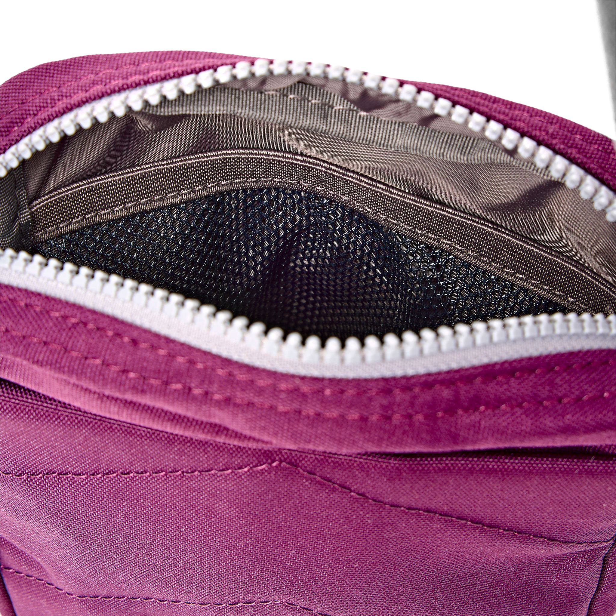 Roka London Bond Pocket crossbodyveske cherry small værbestandig