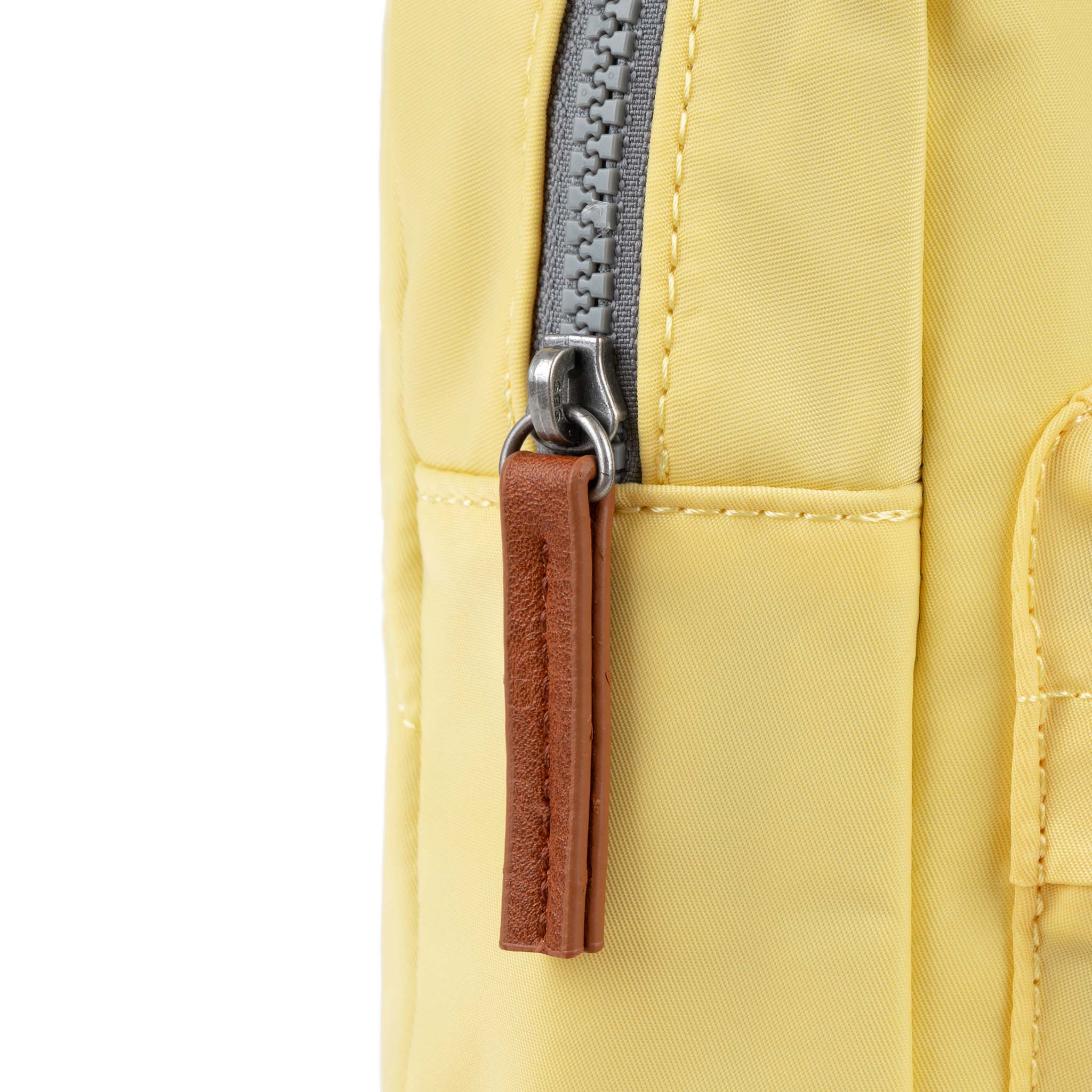 Roka London Willesden Large slingveske citron 5 liter