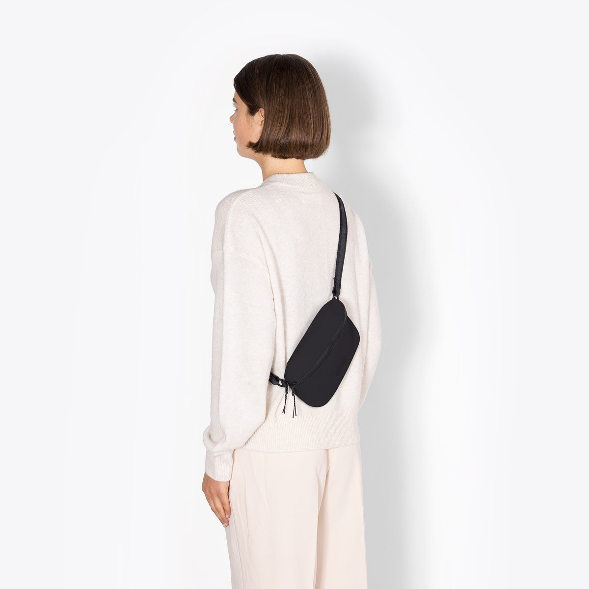 Ucon Acrobatics Jona crossbody svart ribbet værtålende