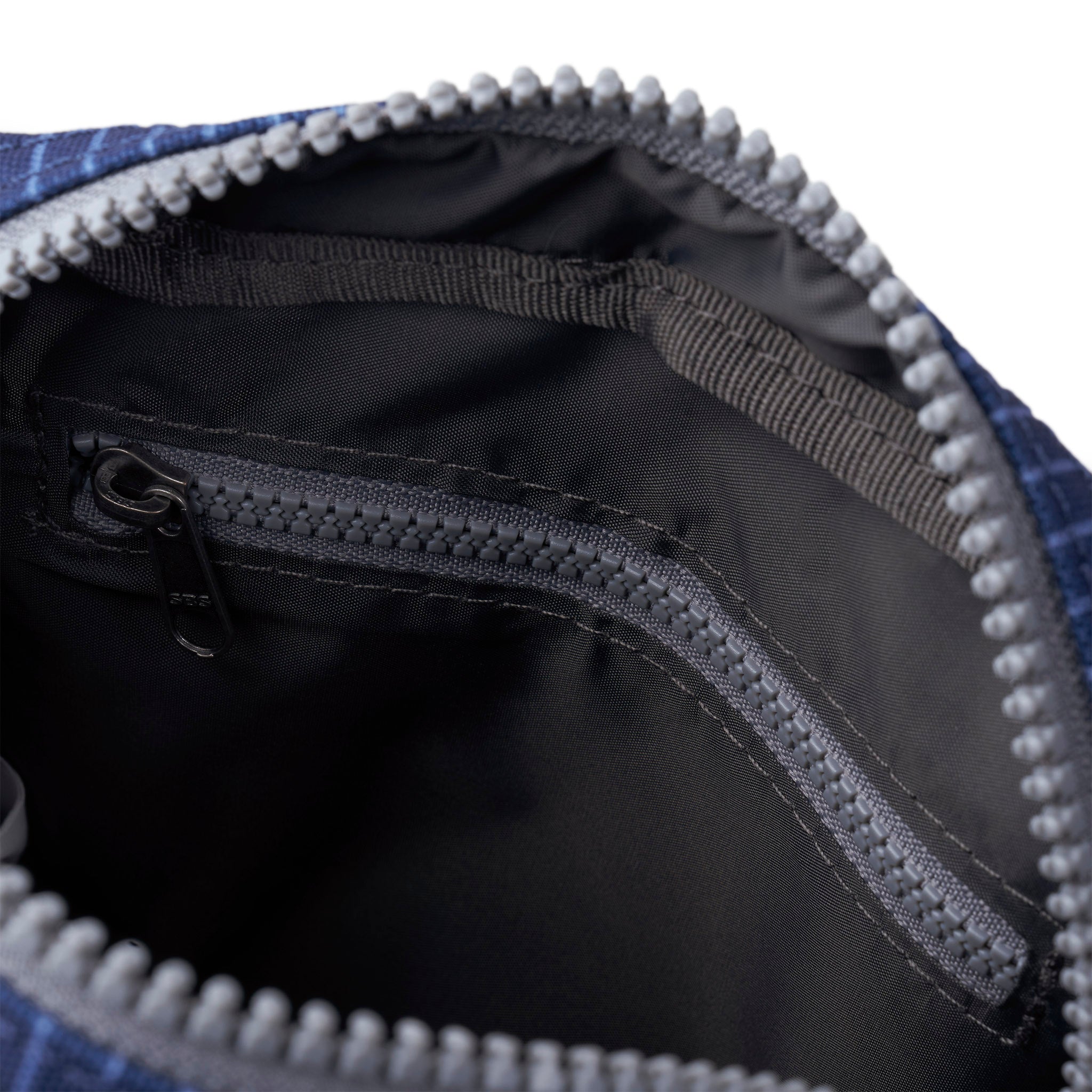Roka London Bond Pocket skulderveske small dark denim pinstripe