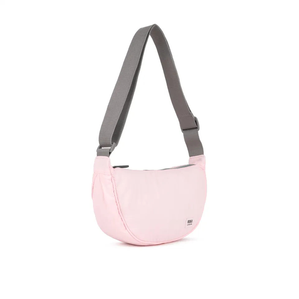 Roka London Farringdon halvmåneveske 4,2L Seashell puffy