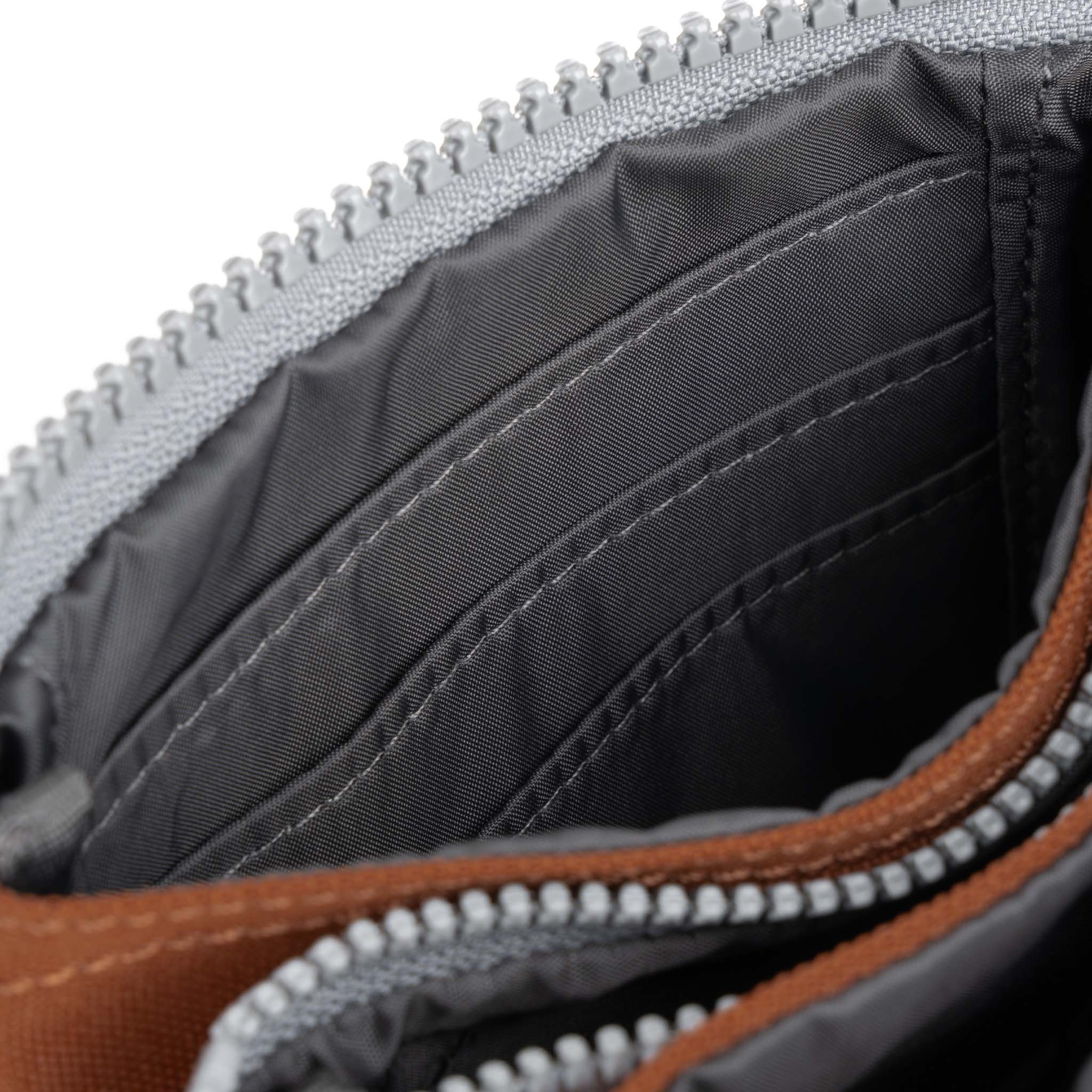 Roka London Carnaby lommebok Bran Small værbestandig