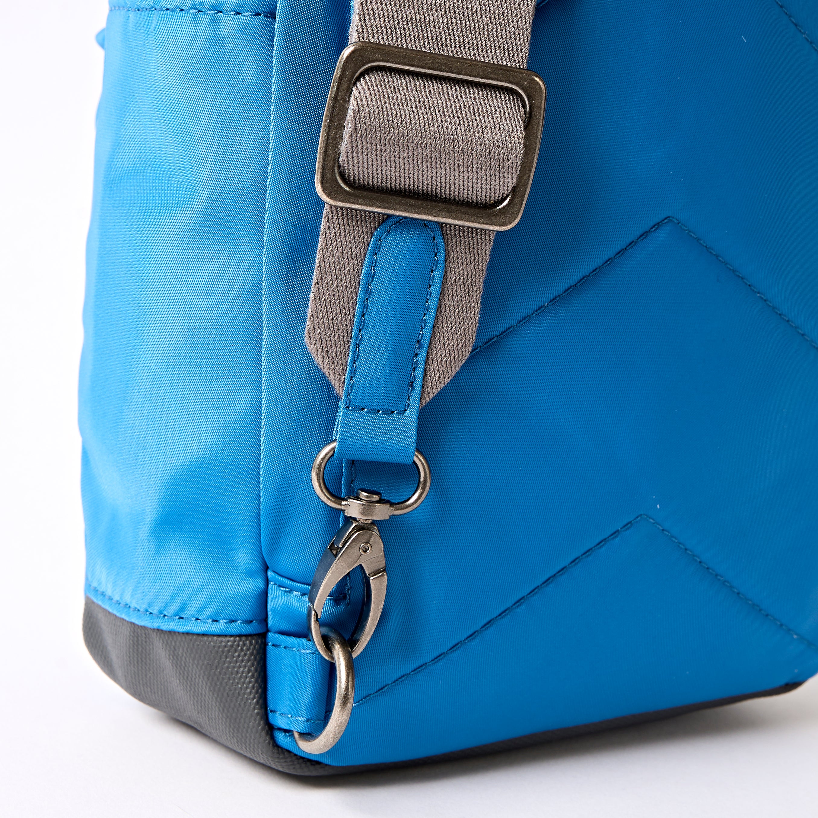 Roka London Willesden Large skulderveske Malibu Blue 5 L