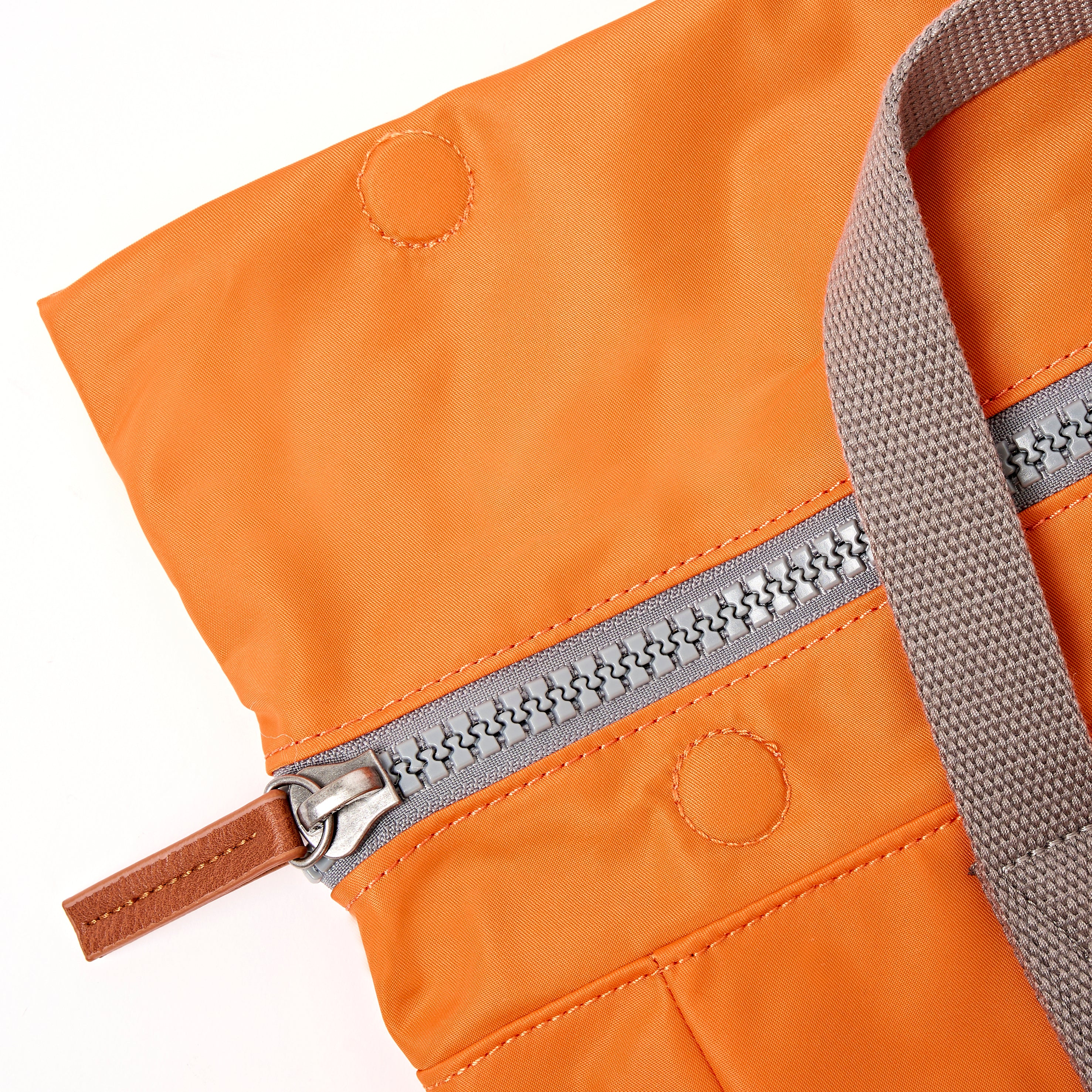 Roka London Canfield sekk jaffa orange medium roll-top 16,4 l