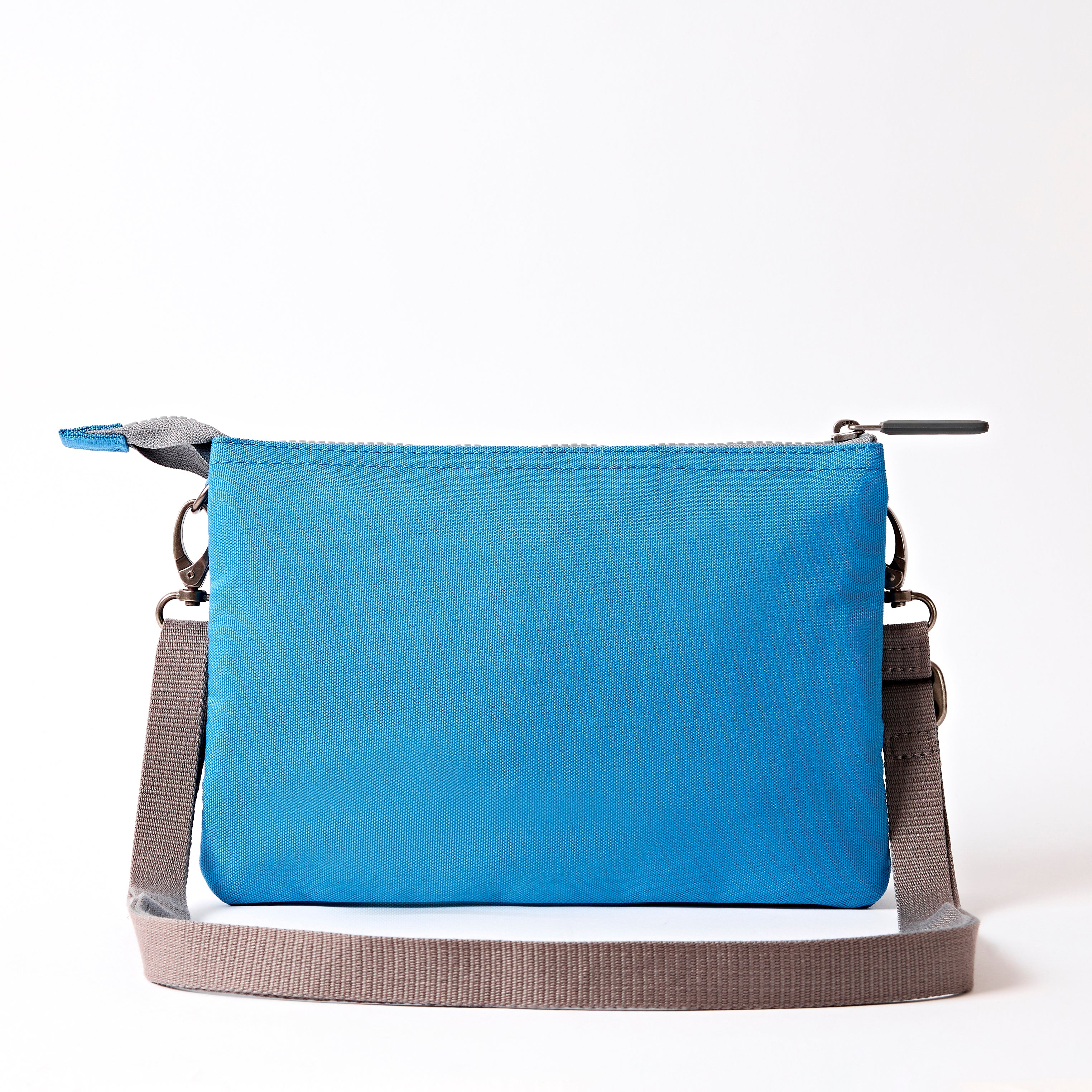 Roka London Carnaby XL crossbody malibu blue 0,5 l