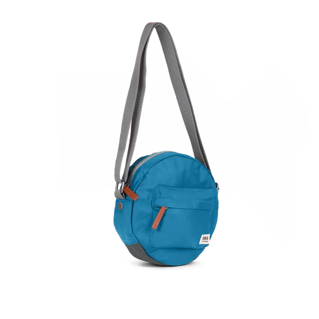 Roka London Paddington Small crossbody-veske marine vanntett